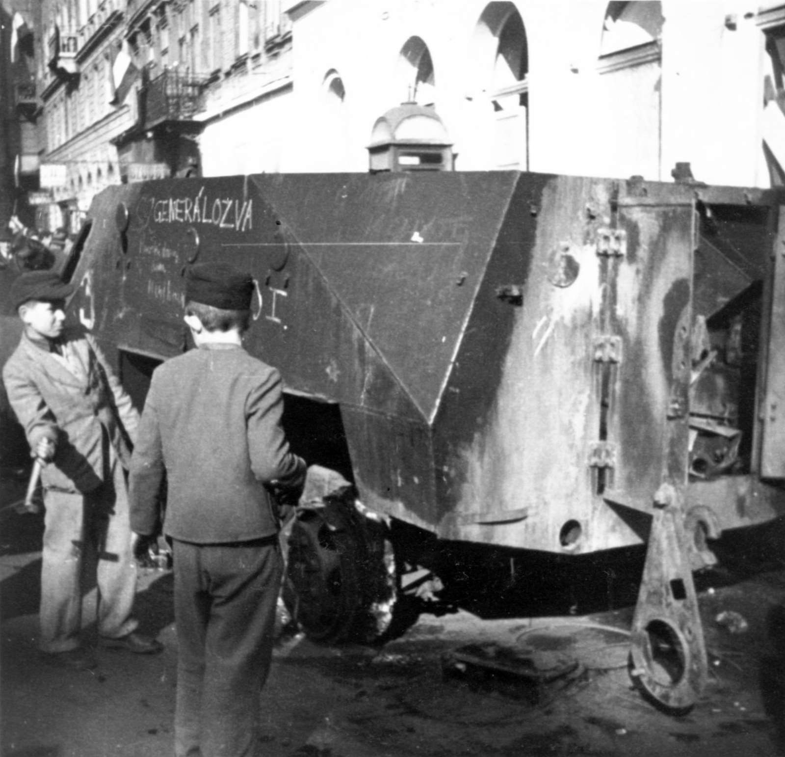 Hungary, Budapest VII., Akácfa utca. Kiégett szovjet BTR-152 páncélozott lövészszállító jármű., 1956, Jezsuita Levéltár, Budapest, revolution, wreck, photo aspect ratio: square, kids, Fortepan #255763
