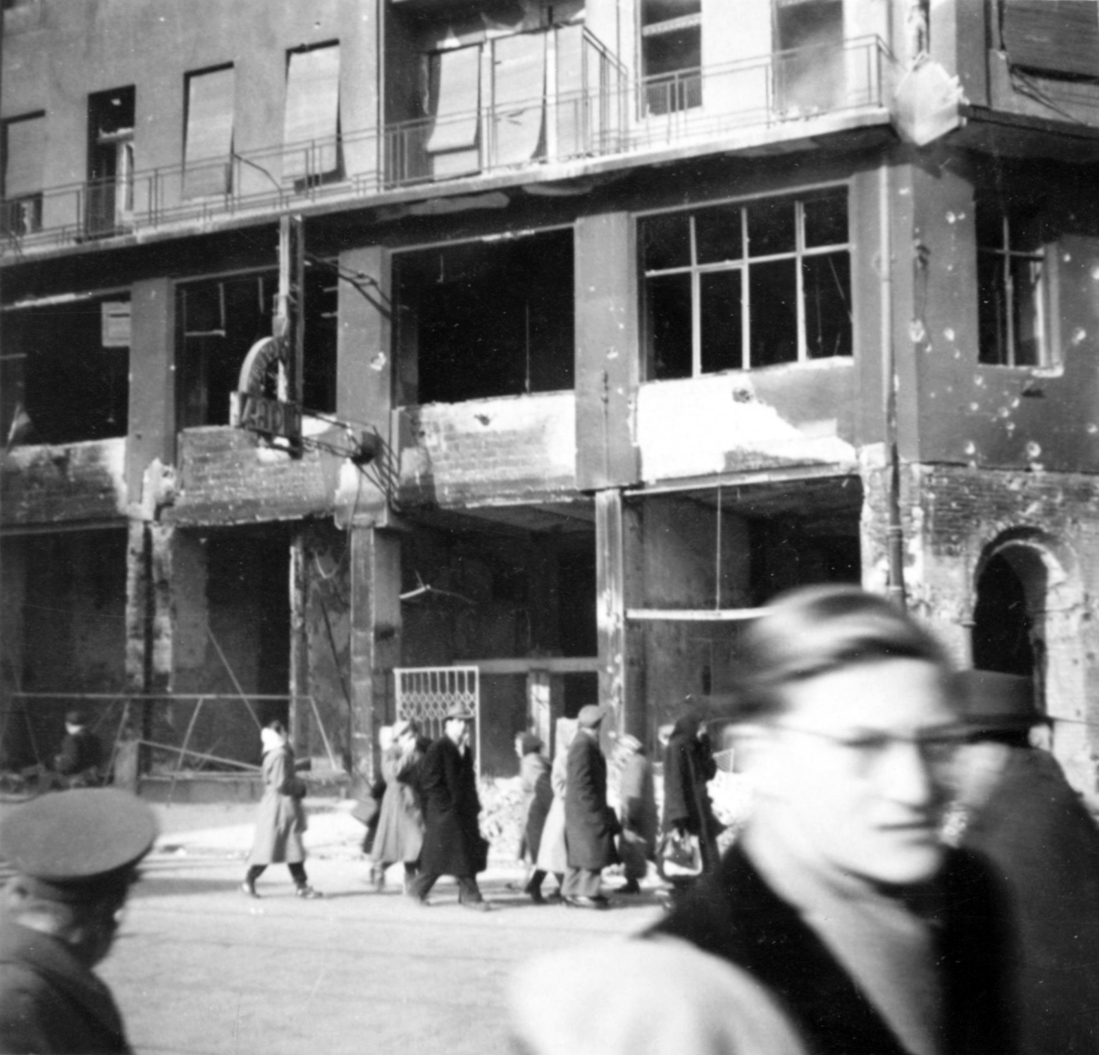 Hungary, Budapest VII., Rákóczi út - Nyár utca sarok, a megrongálódott Minőség Állami Áruház (később Lottó Áruház) épülete., 1956, Jezsuita Levéltár, revolution, damaged building, Budapest, photo aspect ratio: square, Fortepan #255769