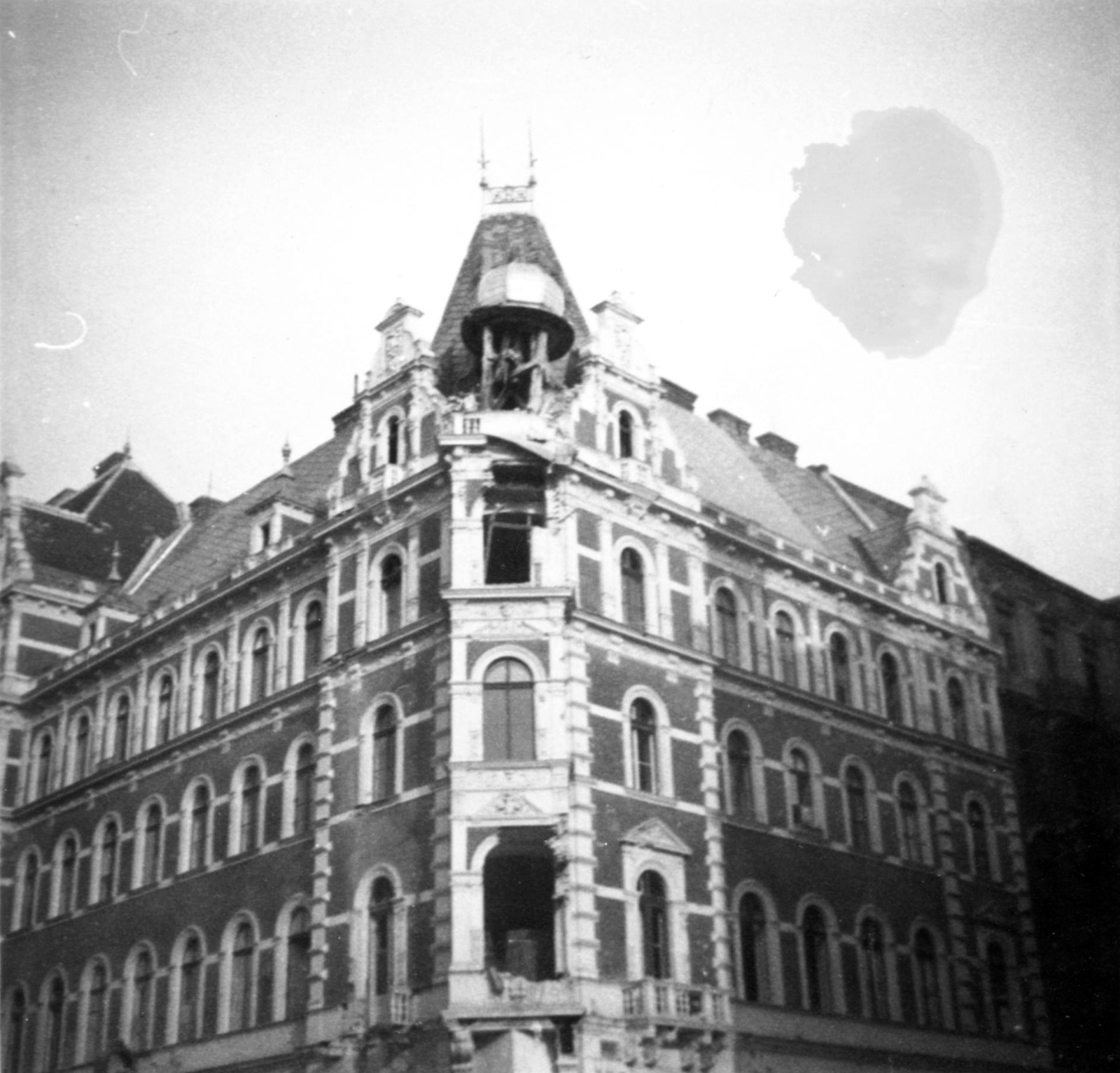 Hungary, Budapest VI., Teréz körút 1. (Lenin körút 55.) a Király (Majakovszkij) utca sarkán., 1956, Jezsuita Levéltár, Budapest, revolution, damaged building, photo aspect ratio: square, Fortepan #255772