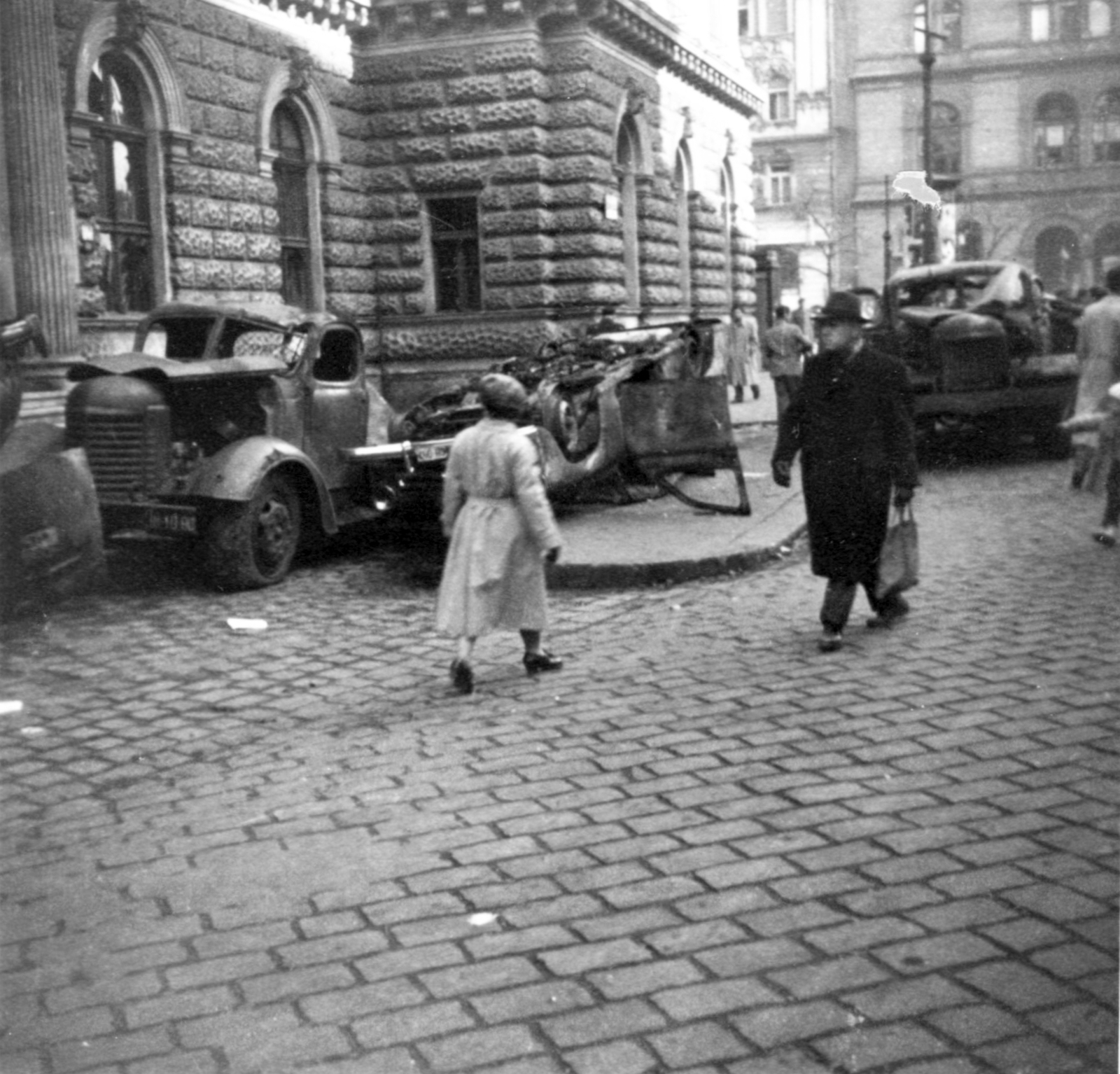 Hungary, Budapest VIII., Blaha Lujza tér, járműroncsok a Nemzeti Színház mellett, háttérben a József körút épületei., 1956, Jezsuita Levéltár, Budapest, revolution, photo aspect ratio: square, Fortepan #255775