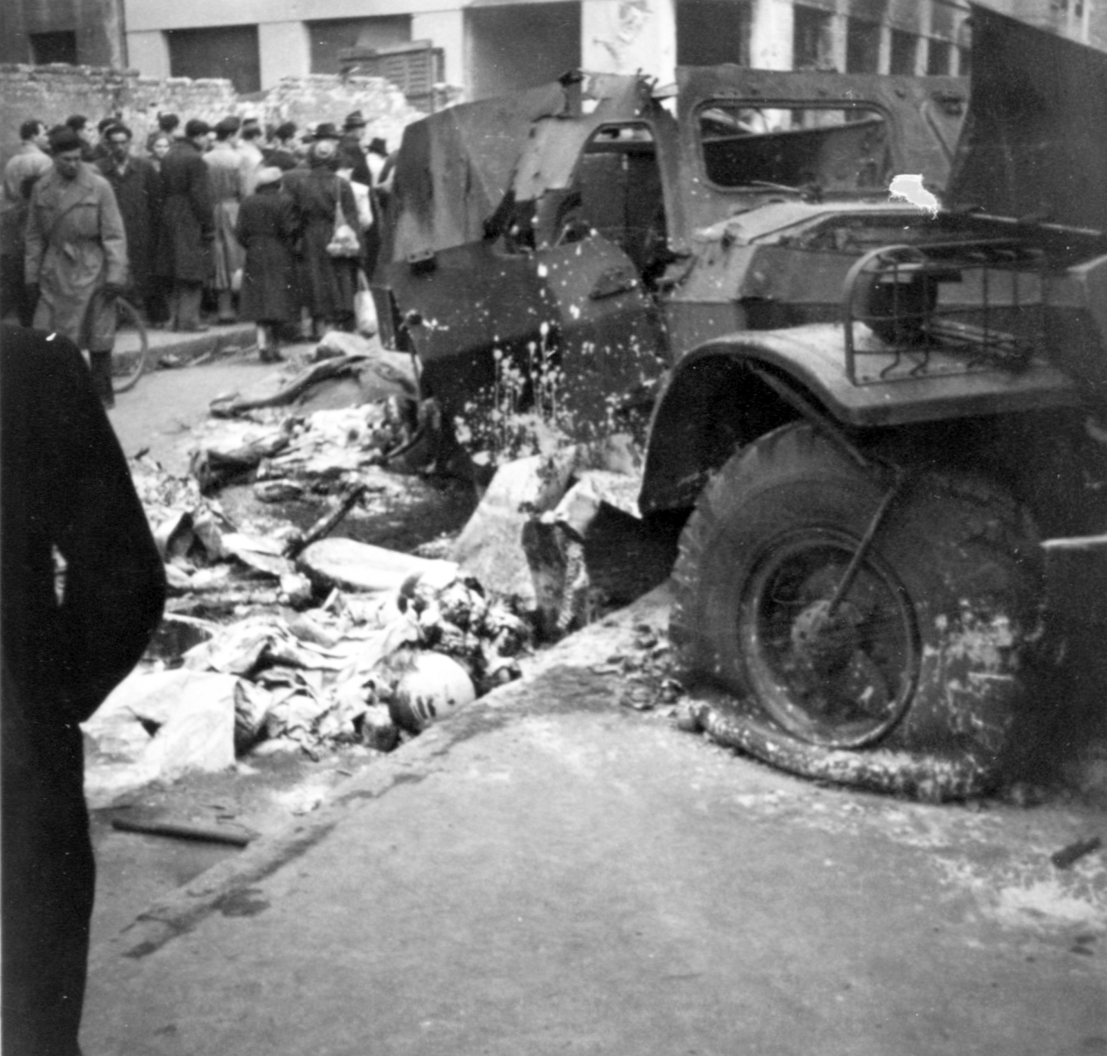 Hungary, Budapest VIII., Práter utca, kilőtt BTR-152 páncélozott lövészszállító jármű., 1956, Jezsuita Levéltár, Budapest, revolution, wreck, photo aspect ratio: square, lime, Fortepan #255776