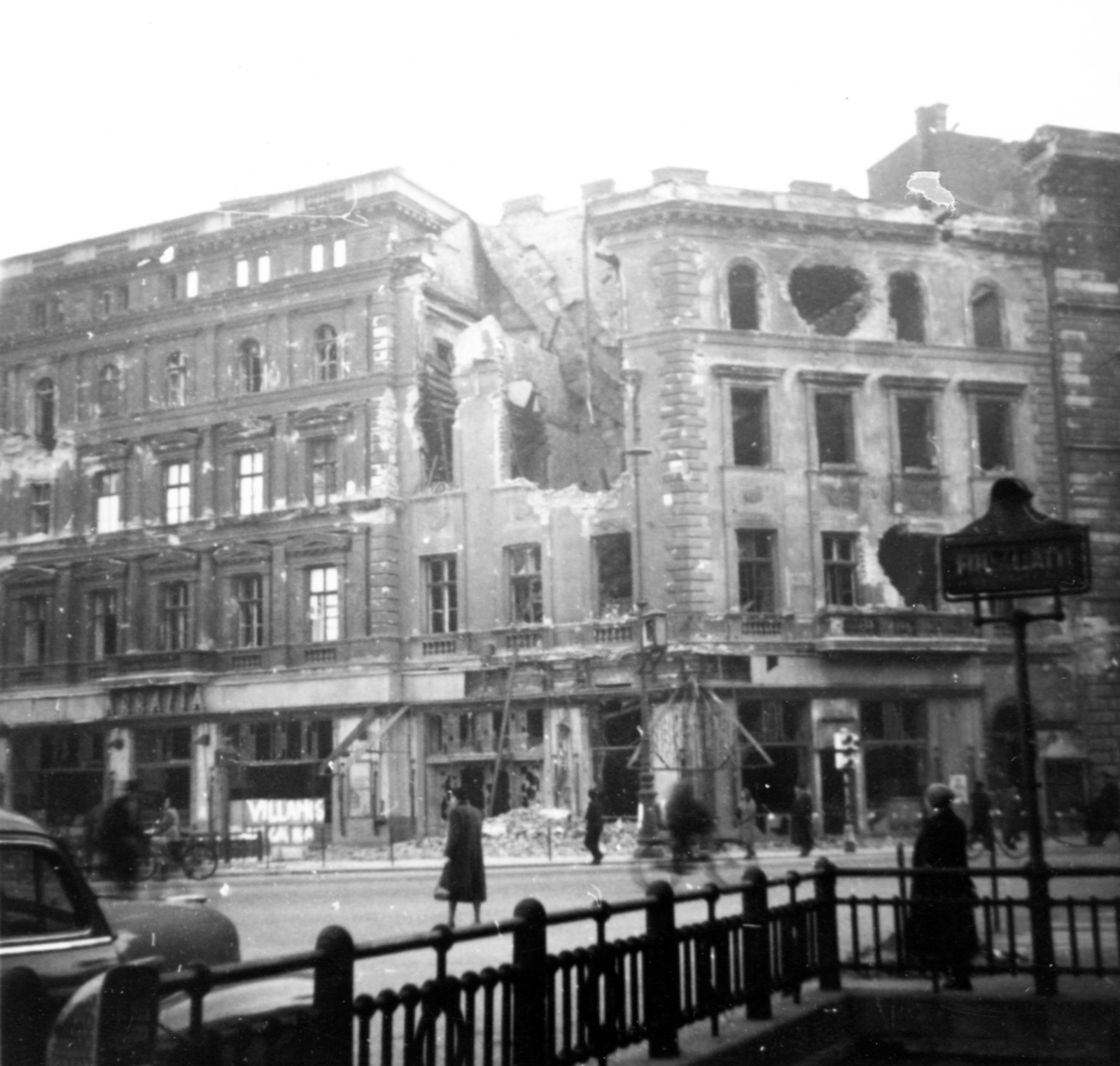 Hungary, Budapest VI., Oktogon (November 7. tér) 2., Abbázia kávéház. Balra a Teréz (Lenin) körút, jobbra az Andrássy út (Népköztársaság útja)., 1956, Jezsuita Levéltár, Budapest, damaged building, photo aspect ratio: square, Fortepan #255778