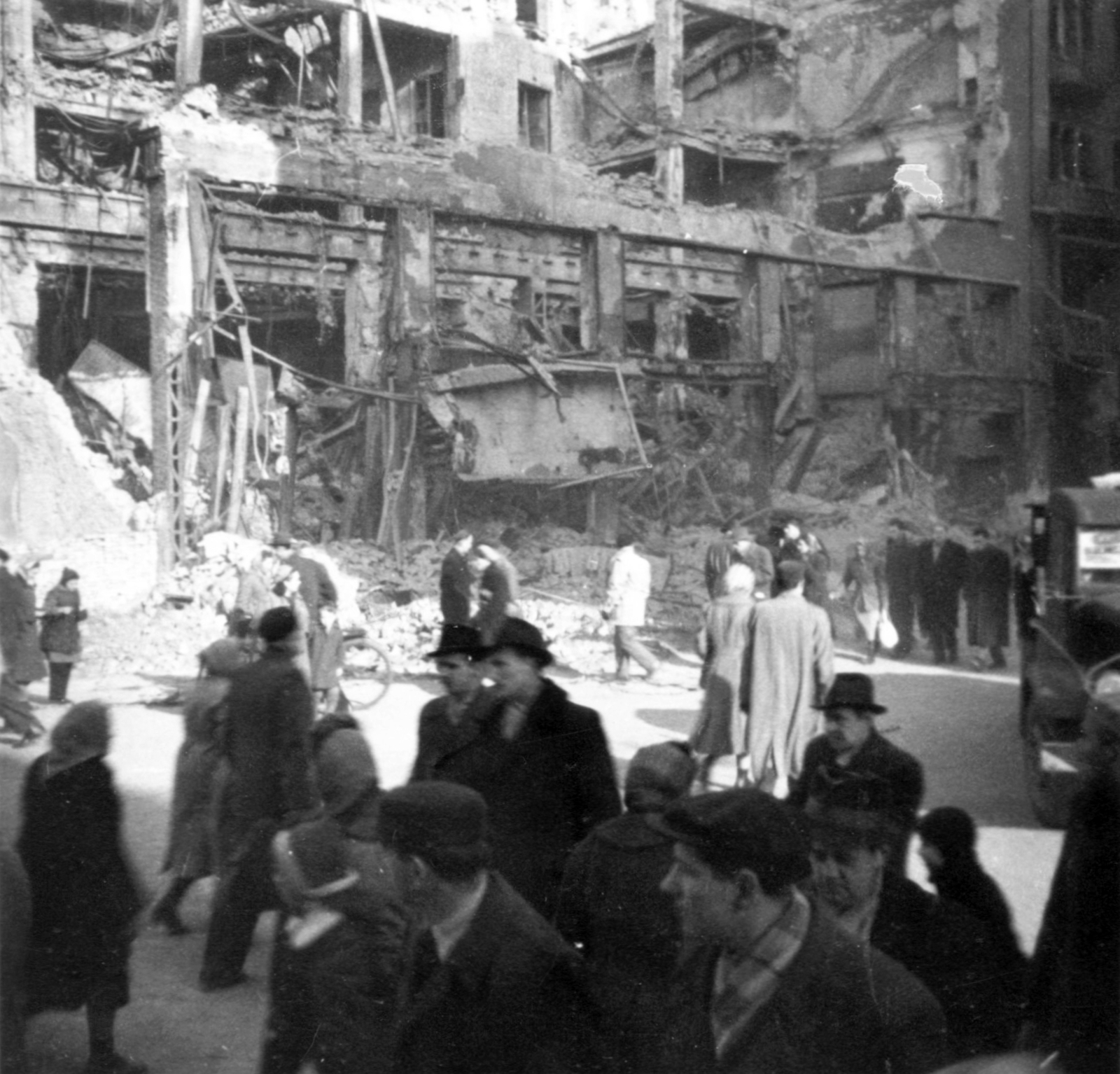 Hungary, Budapest VII., Rákóczi út 72., a Magyar Divatcsarnok romjai., 1956, Jezsuita Levéltár, Budapest, revolution, damaged building, photo aspect ratio: square, Fortepan #255780