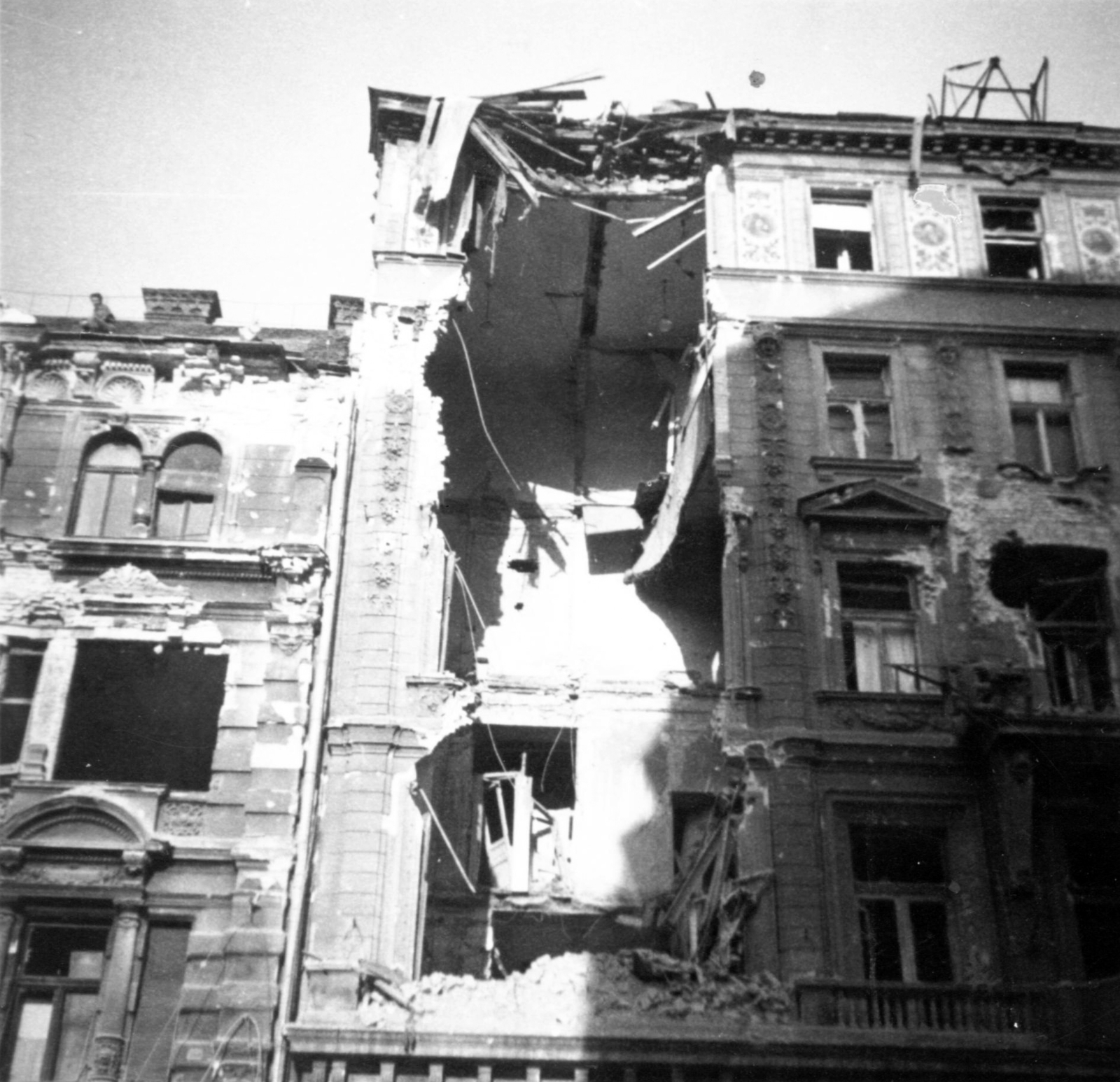 Hungary, Budapest VII., jobbra a Rákóczi út 54., a Népszava szerkesztőségének romos épülete., 1956, Jezsuita Levéltár, damaged building, photo aspect ratio: square, Budapest, Fortepan #255781