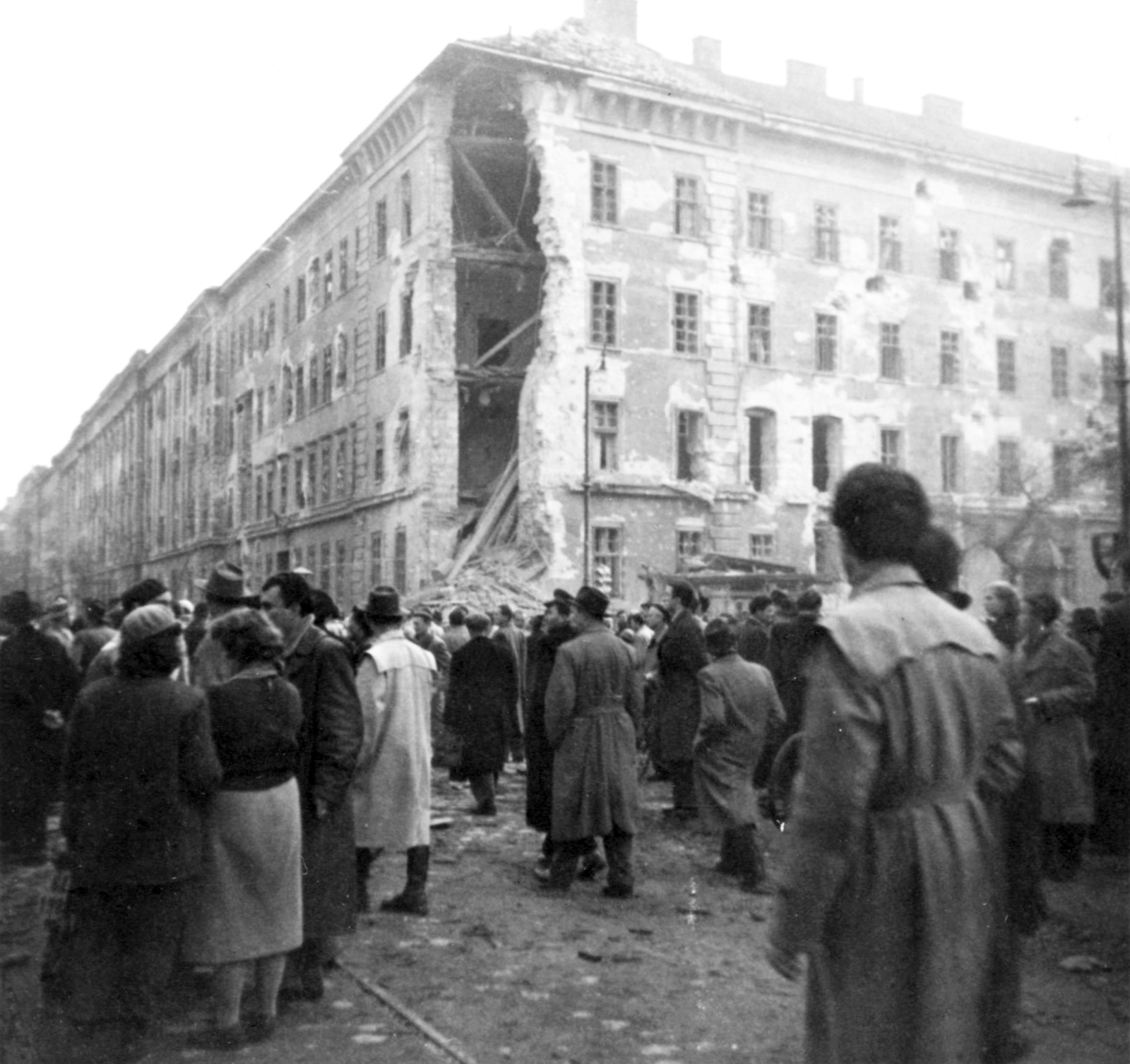 Magyarország, Budapest IX., Üllői út - Ferenc körút sarok, Kilián laktanya., 1956, Jezsuita Levéltár, Budapest, forradalom, járókelő, épületkár, képarány: négyzetes, Fortepan #255783