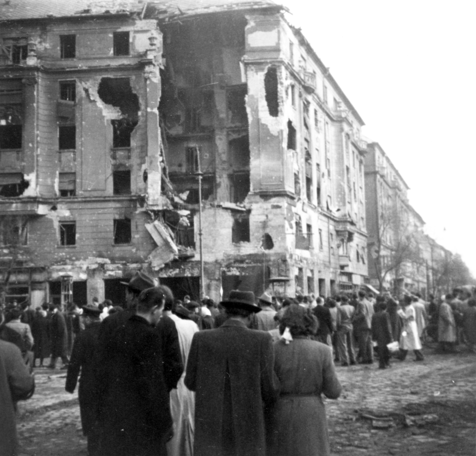 Hungary, Budapest VIII., József körút - Üllői út sarok., 1956, Jezsuita Levéltár, Budapest, revolution, damaged building, photo aspect ratio: square, Fortepan #255784