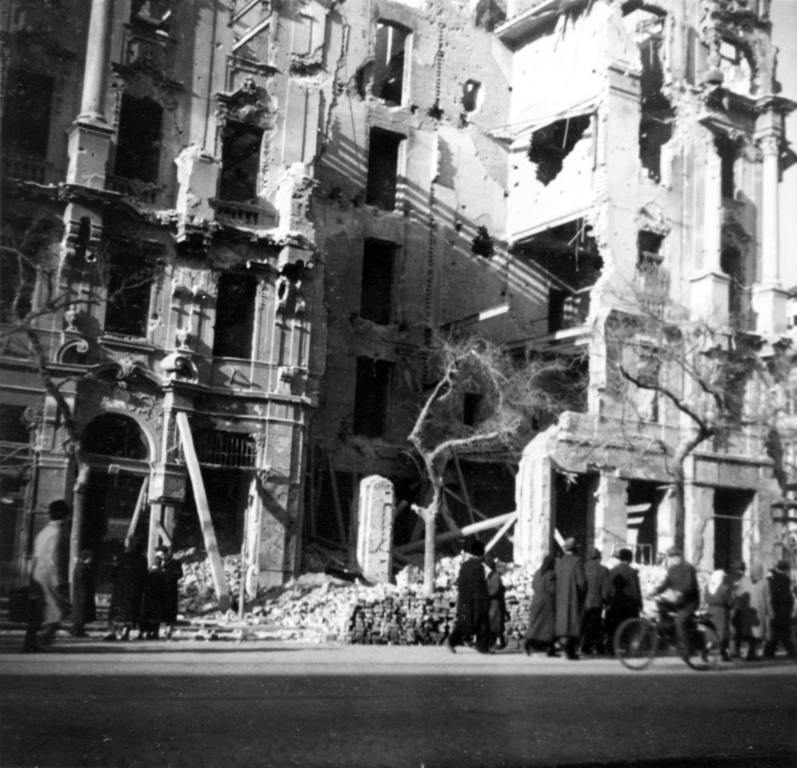 Hungary, Budapest IX., Ferenc körút, a lerombolt 46-os számú ház az Üllői úti kereszteződésnél., 1956, Jezsuita Levéltár, revolution, damaged building, photo aspect ratio: square, Budapest, Fortepan #255786