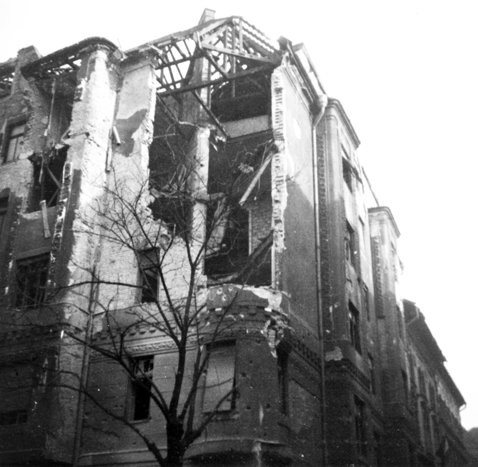 Hungary, Budapest VIII., a romos Kisfaludy utca 28/b számú ház, jobbra a Práter utca., 1956, Jezsuita Levéltár, revolution, damaged building, photo aspect ratio: square, Budapest, Fortepan #255788