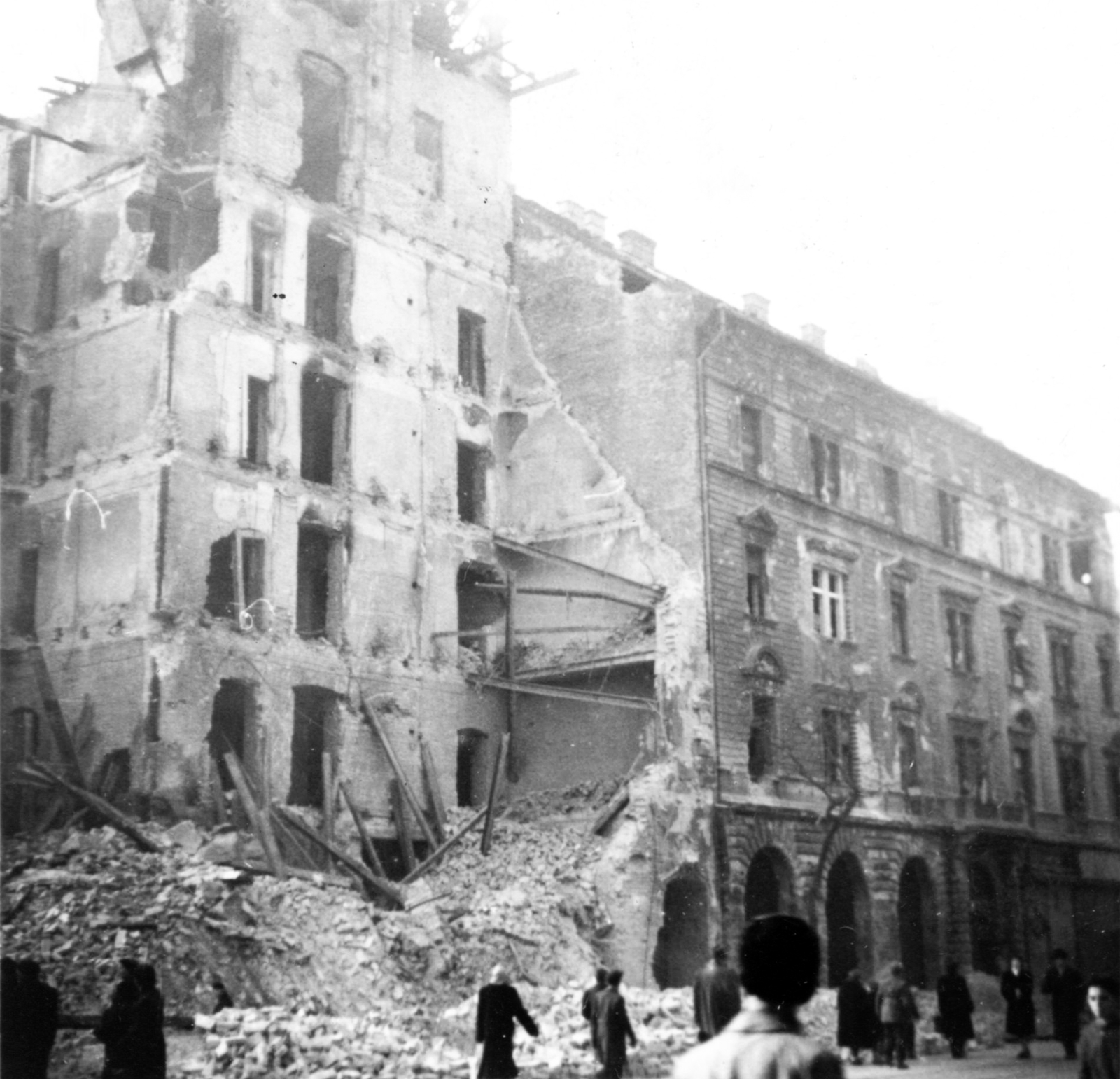 Hungary, Budapest IX., balra az Üllői út 71. számú romos ház a Bokréta utca torkolatánál., 1956, Jezsuita Levéltár, revolution, damaged building, photo aspect ratio: square, Budapest, Fortepan #255790