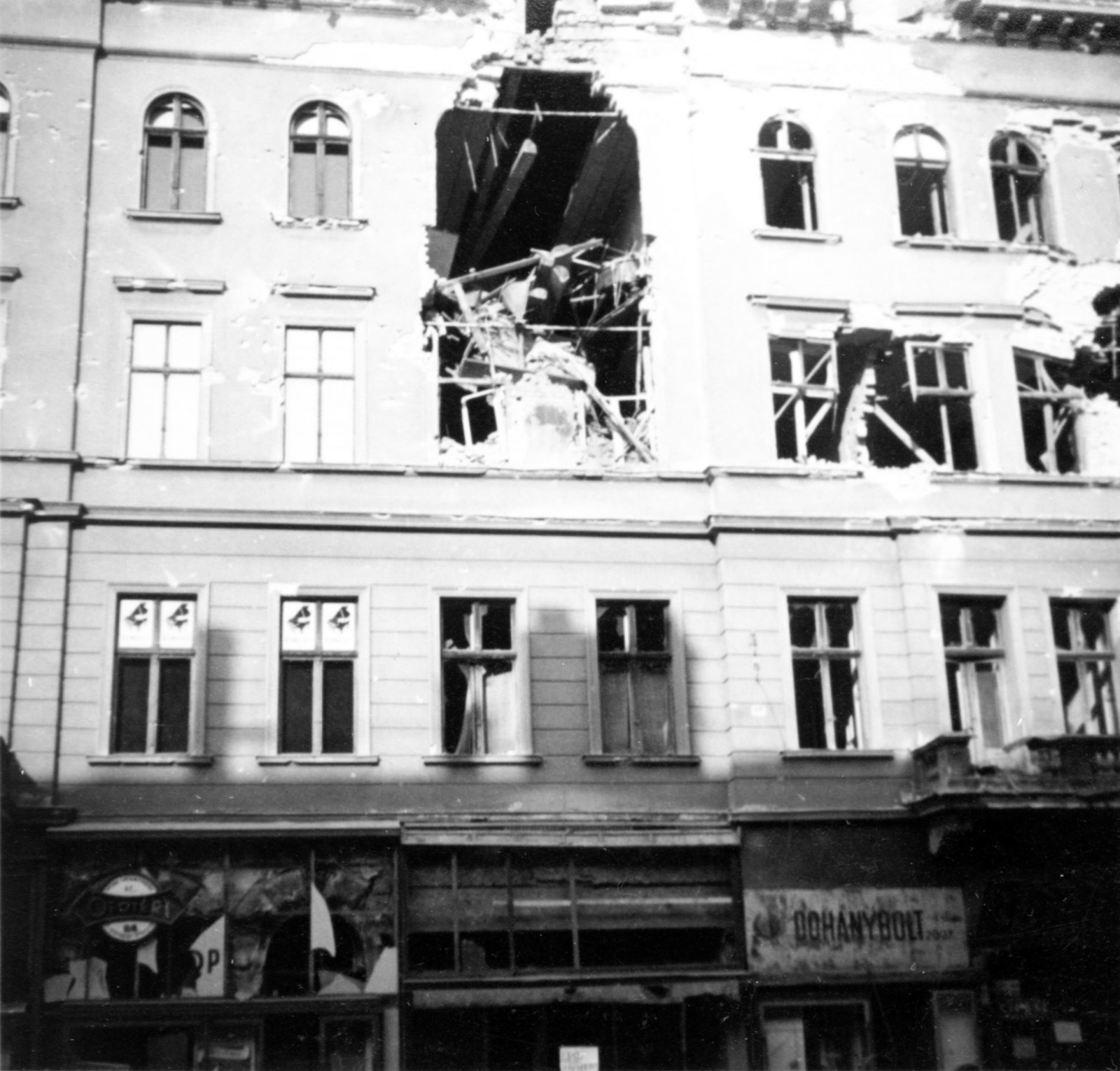 Hungary, Budapest VII., Rákóczi út, belövés a 34. számú házon., 1956, Jezsuita Levéltár, revolution, damaged building, photo aspect ratio: square, tobacco shop, Budapest, Fortepan #255791