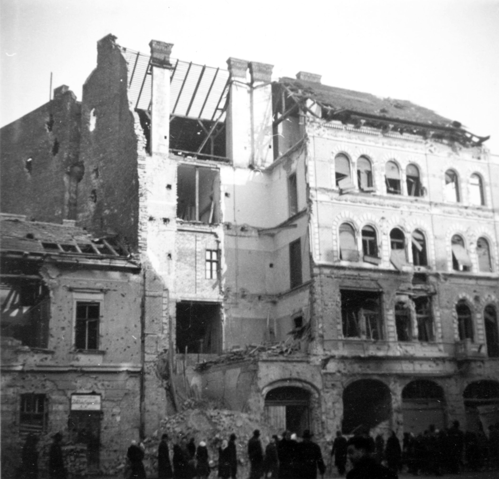 Hungary, Budapest VIII., a forradalom alatti harcokban súlyos sérülést szenvedett Üllői út 52/b számú ház a Vajdahunyad utca sarkán., 1956, Jezsuita Levéltár, damaged building, gaping, Budapest, revolution, photo aspect ratio: square, Fortepan #255792