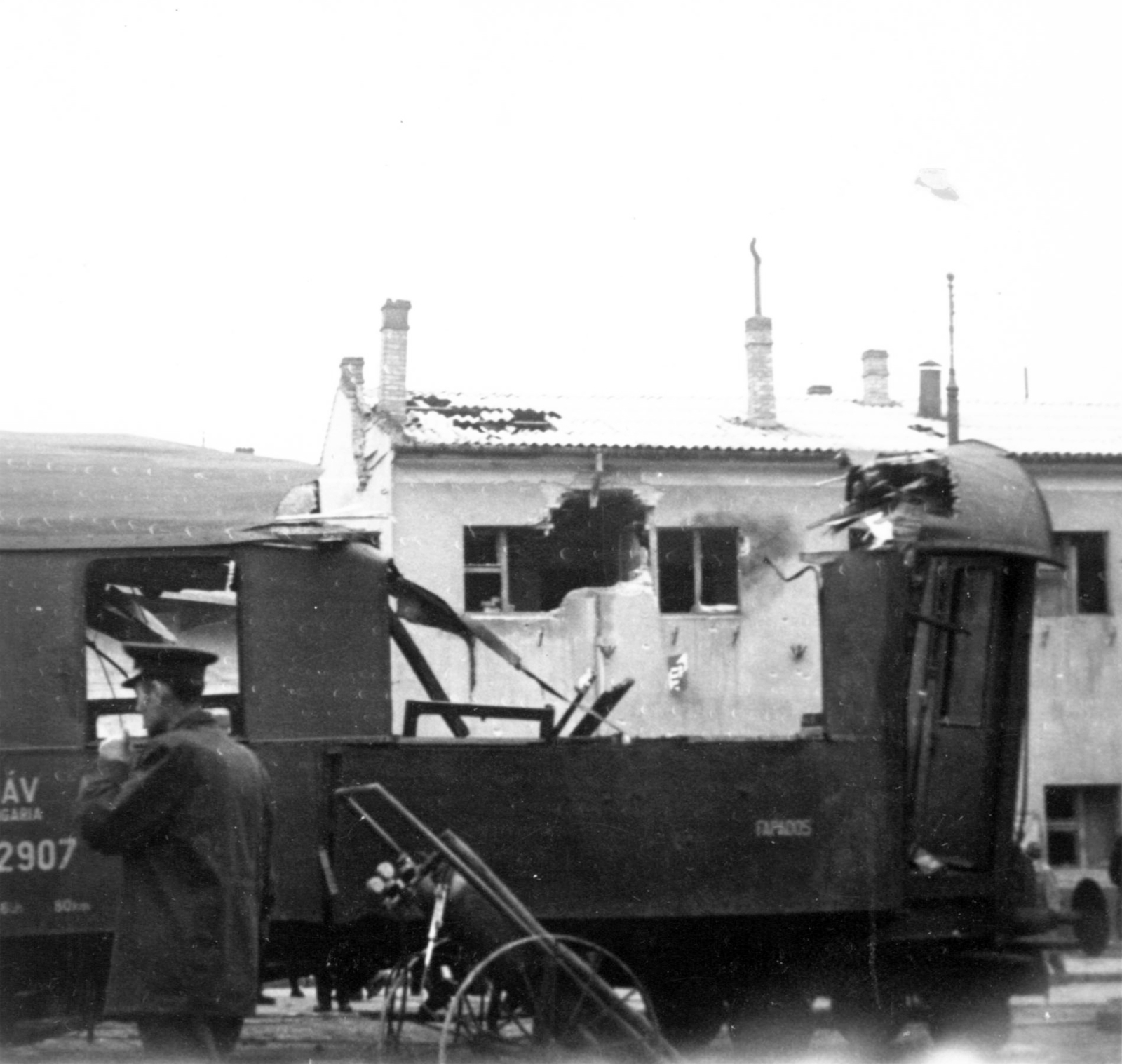 Hungary, Budapest II., Széna tér, háttérben a Margit körúti egykori fogház épülete., 1956, Jezsuita Levéltár, Budapest, revolution, wreck, photo aspect ratio: square, Fortepan #255799