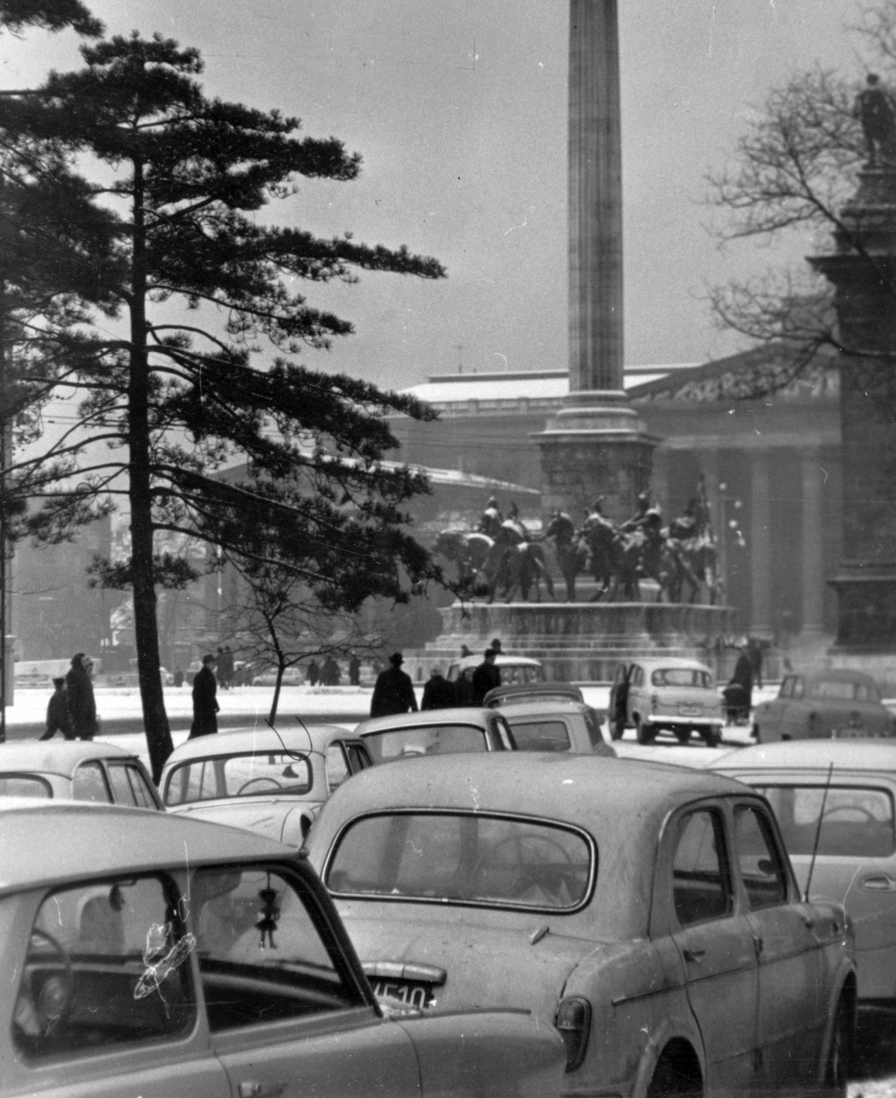 Hungary, Budapest XIV., Hősök tere az Olof Palme sétány (Népstadion út) felől nézve, háttérben a Szépművészeti Múzeum., 1966, Kovács László Péter, winter, snow, sculpture, street view, genre painting, automobile, Budapest, Fortepan #25580