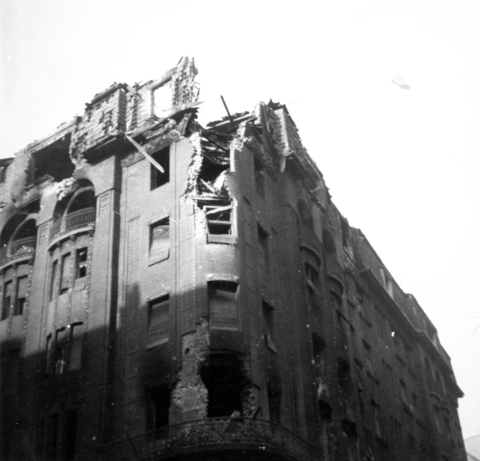 Hungary, Budapest VII., Rákóczi út - Klauzál utca sarok, a megrongálódott Minőség Állami Áruház (később Lottó Áruház) épülete., 1956, Jezsuita Levéltár, damaged building, Budapest, revolution, photo aspect ratio: square, Fortepan #255801