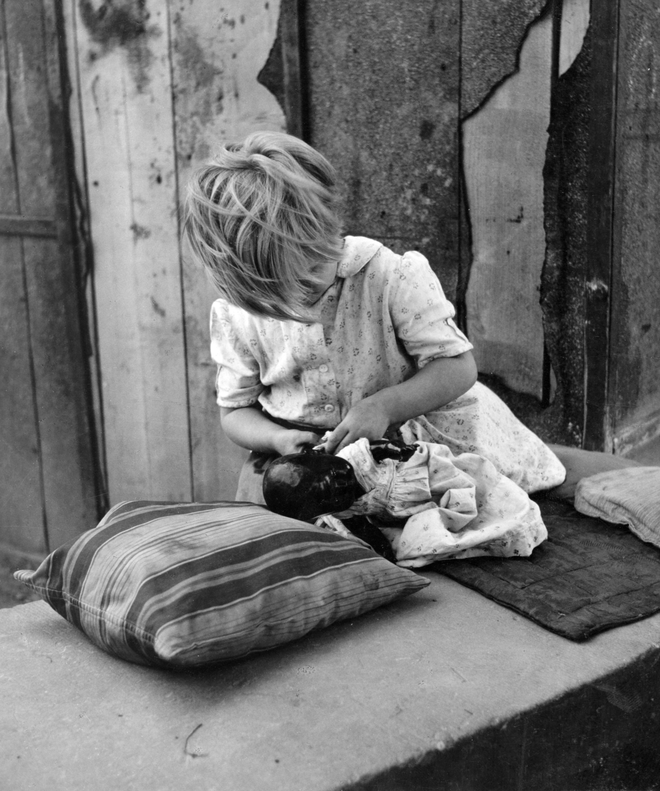 1957, Jezsuita Levéltár, toy doll, girl, poverty, Fortepan #255808