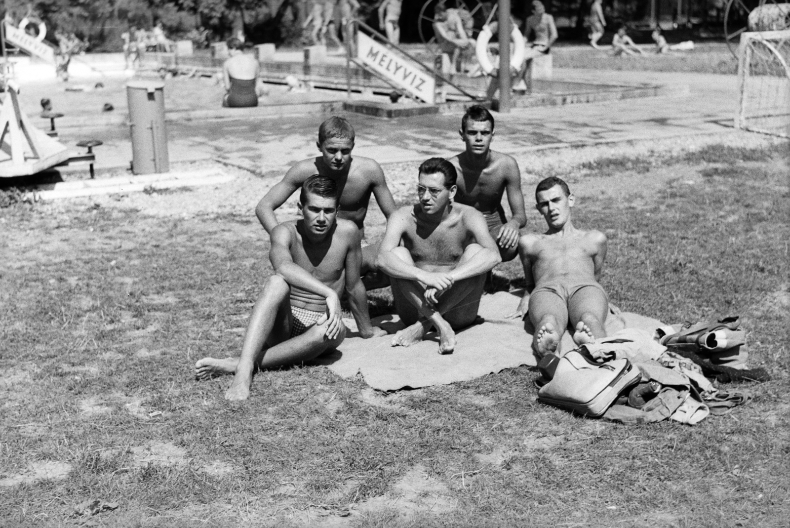 Hungary, Miskolc,Miskolctapolca, strandfürdő, előtérben középen Kálnoki Kis Sándor közlekedésépítő mérnök, tanársegéd, később a VÁTI igazgatója, majd miniszterhelyettes., 1963, Kálnoki Kis Sándor, bathing suit, beach, pool, Fortepan #255817