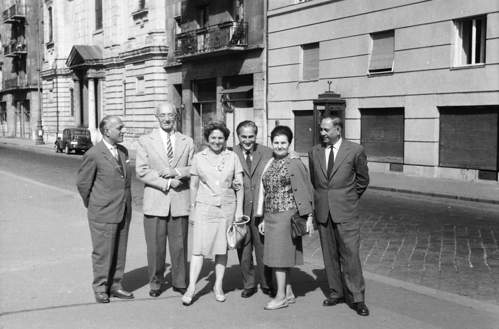 Hungary, Budapest V., a felvétel a Petőfi téren készült, háttérben az ortodox templom., 1965, Kálnoki Kis Sándor, Budapest, street view, tie, tableau, Fortepan #255845