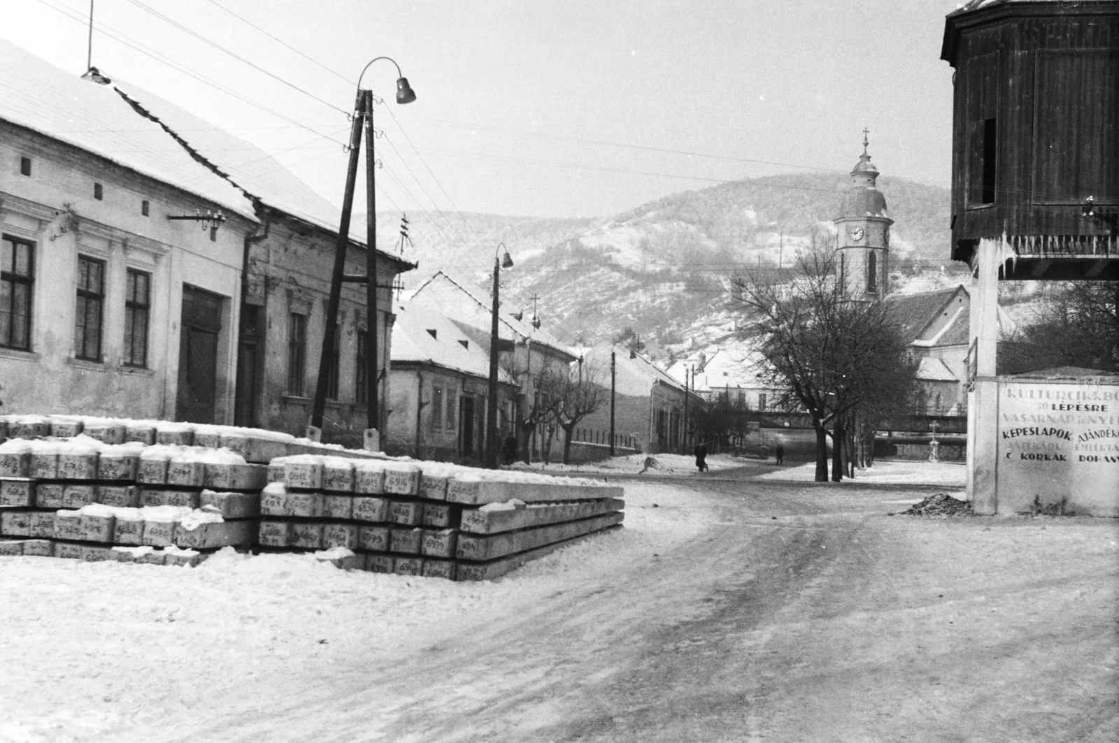Magyarország, Nagymaros, Fő tér, háttérben a Szent Kereszt Felmagasztalása-templom., 1965, Kálnoki Kis Sándor, templom, utcakép, reklám, Fortepan #255846