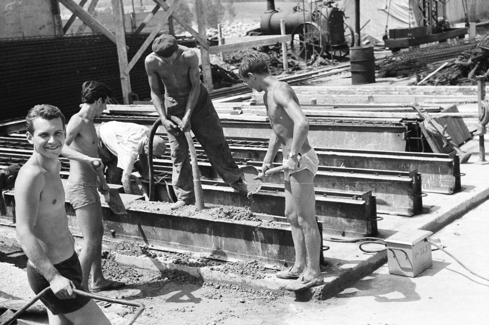 Hungary, az Építőipari és Közlekedési Műszaki Egyetem (ÉKME) III. éves mérnök kari hallgatók termelési gyakorlaton a Borsod Megyei Mélyépítő Vállaltnál. Előtérben balra Varga Miklós, később az Országos Vízügyi Hivatal elnökhelyettese, majd főigazgatója., 1963, Kálnoki Kis Sándor, Fortepan #255852