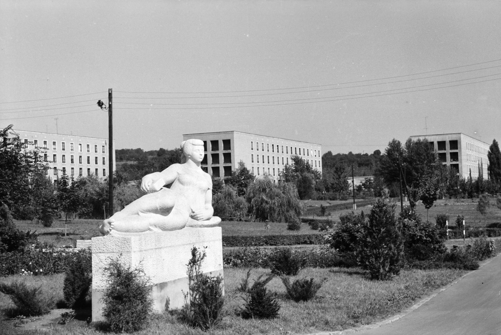 Hungary, Miskolc, Egyetemváros, a Nehézipari Műszaki Egyetem (később Miskolci Egyetem) parkja. Kucs Béla szobrászművész Fekvő nő című szobra (1961)., 1963, Kálnoki Kis Sándor, sculpture, building, student dorm, university, Fortepan #255857