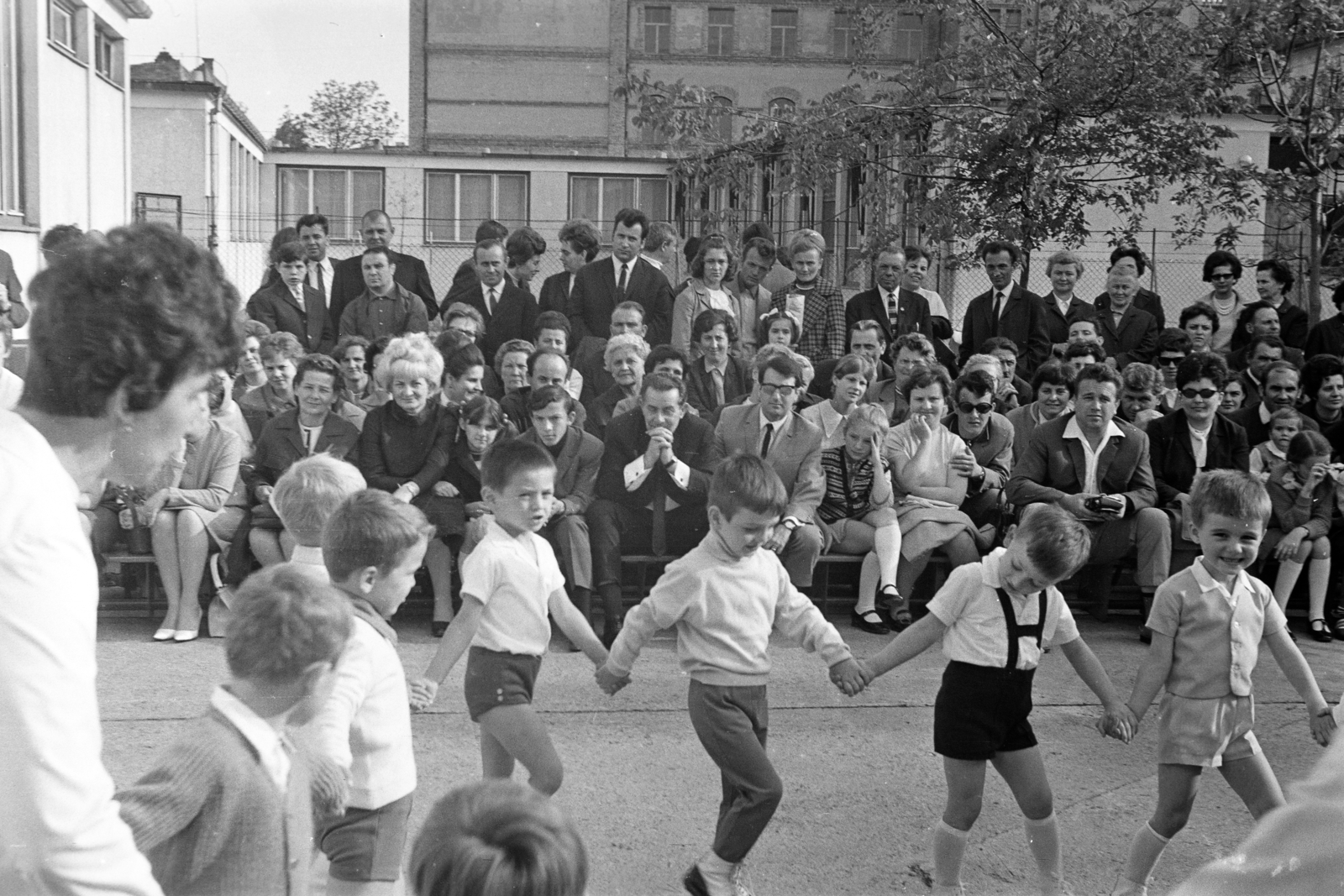 Hungary, Debrecen, Péterfia utca 15., óvoda. A felvétel az évzáró ünnepség alkalmával készült. Háttérben a Református Főgimnázium épülete., 1970, Kálnoki Kis Sándor, festive, nursery, kids, Fortepan #255878