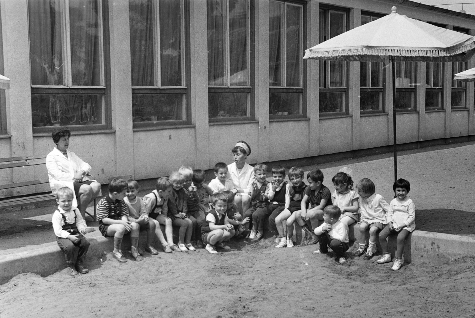 Hungary, Debrecen, Péterfia utca 15., óvoda. A felvétel az évzáró ünnepség alkalmával készült., 1970, Kálnoki Kis Sándor, sunshades, nursery, sandpit, kids, Fortepan #255880