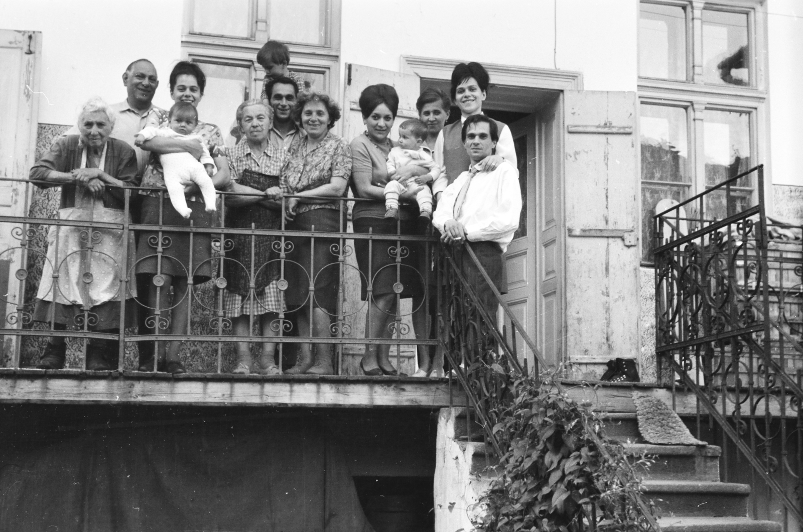 Romania,Transylvania, Ordorheiu Secuiesc, a felvétel a Rózsa utca 6. számú ház tornácán készült., 1962, Kálnoki Kis Sándor, Best of, Fortepan #255881