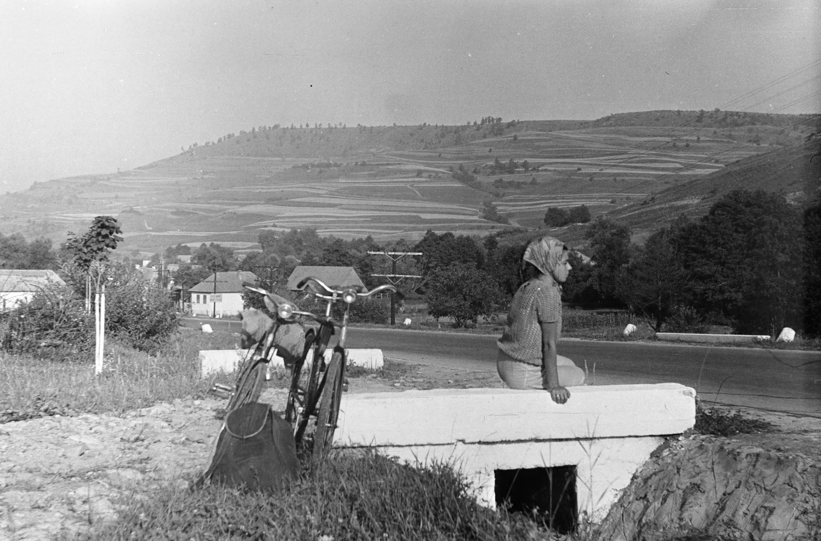 Románia,Erdély, Máréfalva, a Székelyudvarhely – Csíkszereda közötti út a településnél., 1962, Kálnoki Kis Sándor, kerékpár, fejkendő, Fortepan #255889