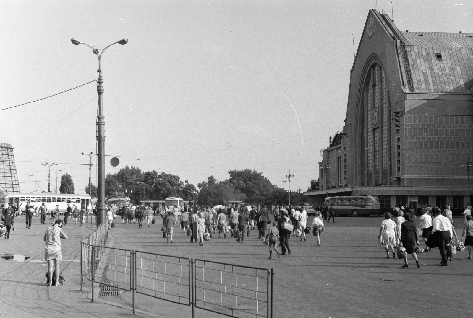 Ukrajna, Kijev, Állomás tér, jobbra a vasútállomás., 1966, Kálnoki Kis Sándor, Szovjetunió, Fortepan #255894