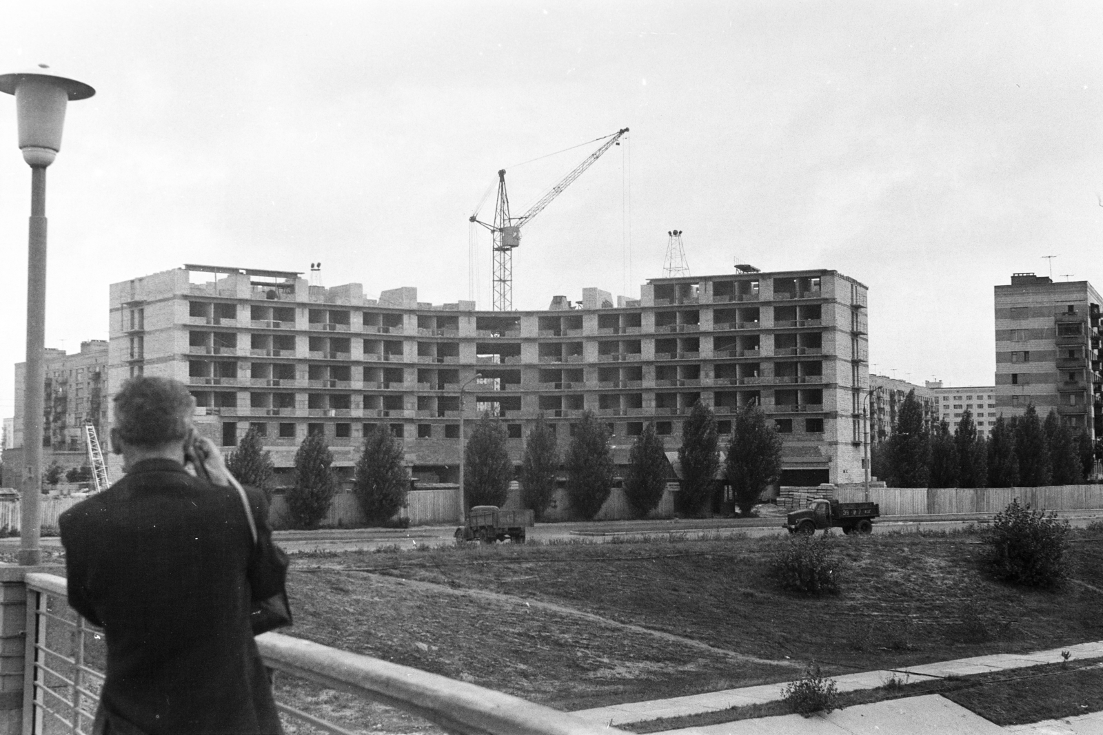 Ukrajna, Kijev, vulica Entuziasztív, a Hotel Szlavutics építkezése. A felvétel a Ruszaniv 1. számú autópálya-hídról készült., 1966, Kálnoki Kis Sándor, Szovjetunió, Fortepan #255897