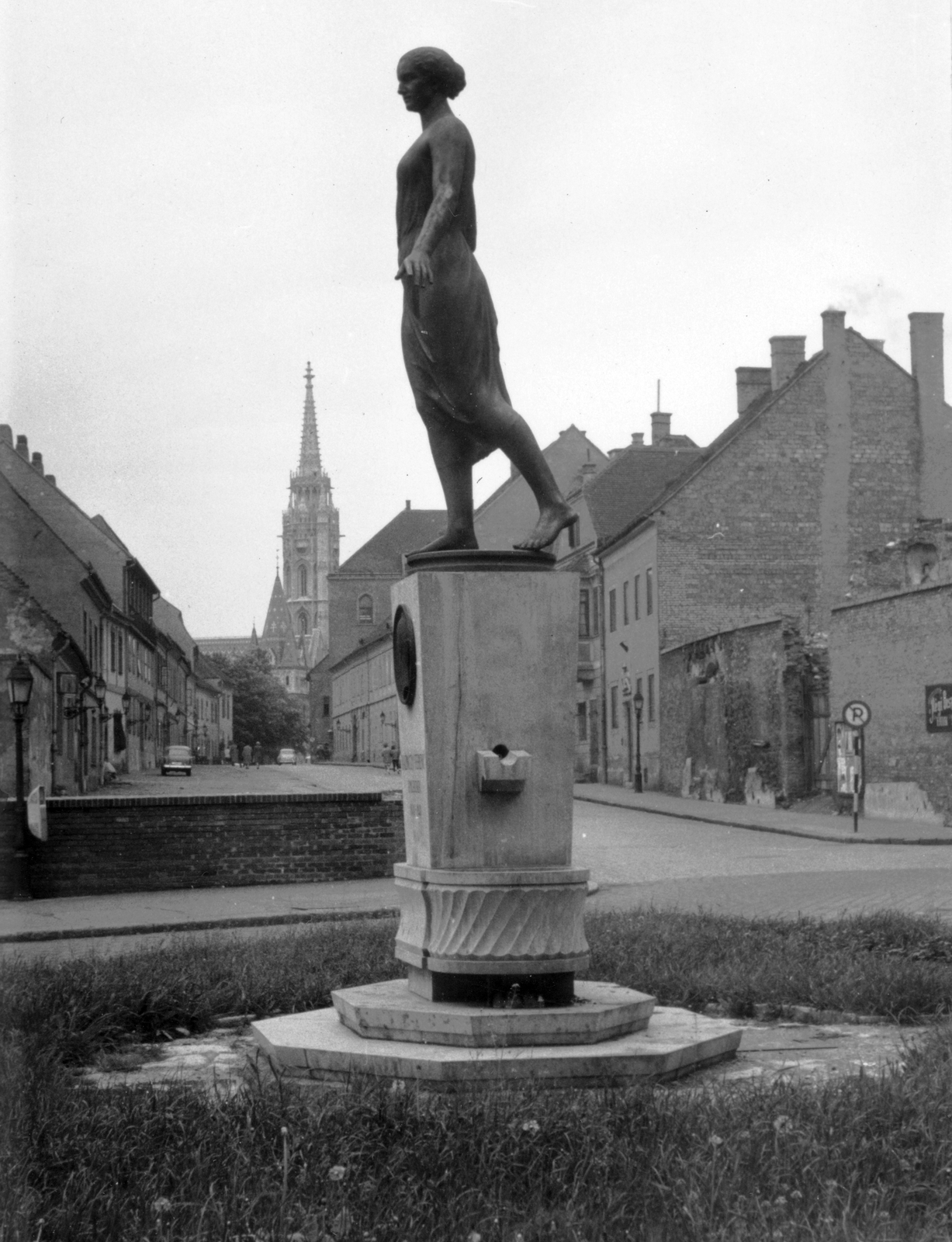 Hungary, Budapest I., Bécsi kapu tér, Kazinczy-emlékkút (Pásztor János, 1936.). Háttérben a Fortuna utca és a Mátyás-templom., 1964, Kovács László Péter, Budapest, Fortepan #25590