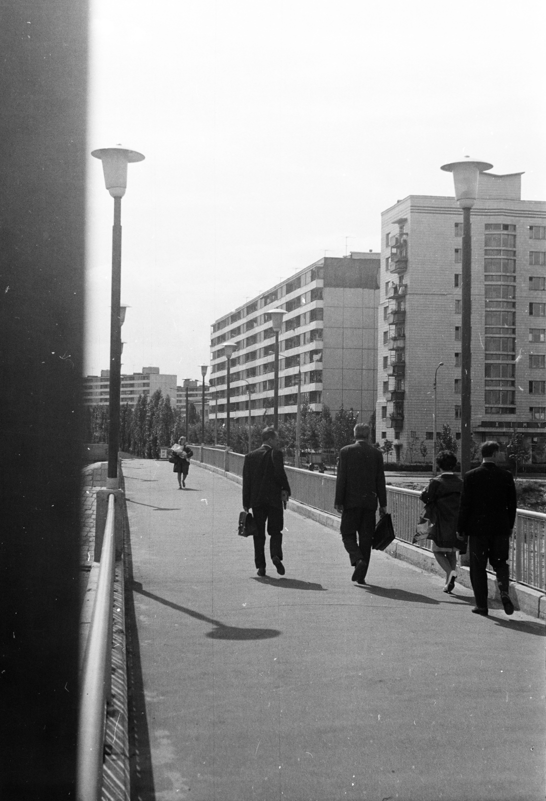 Ukraine, Kyiv, gyalogos híd a Ruszanivka negyedbe, folytatásában a bulvar Ihorja Samo., 1966, Kálnoki Kis Sándor, Soviet Union, Fortepan #255905