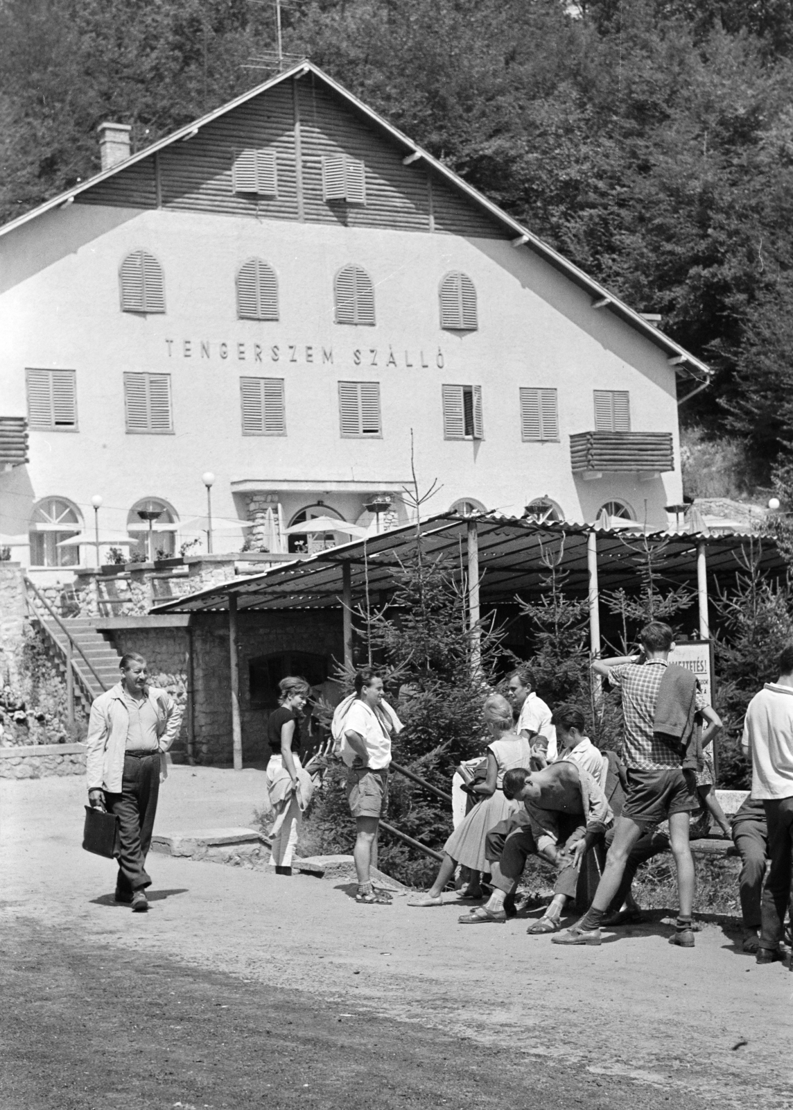 Hungary, Jósvafő, a felvétel a Tengerszem szálló előtt készült., 1963, Kálnoki Kis Sándor, hotel, Fortepan #255912