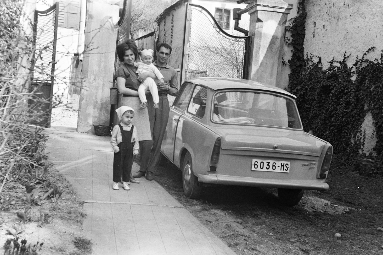 Romania,Transylvania, Ordorheiu Secuiesc, a felvétel a Rózsa utca 6. számú ház udvarán készült., 1965, Kálnoki Kis Sándor, family, number plate, pride, Fortepan #255924