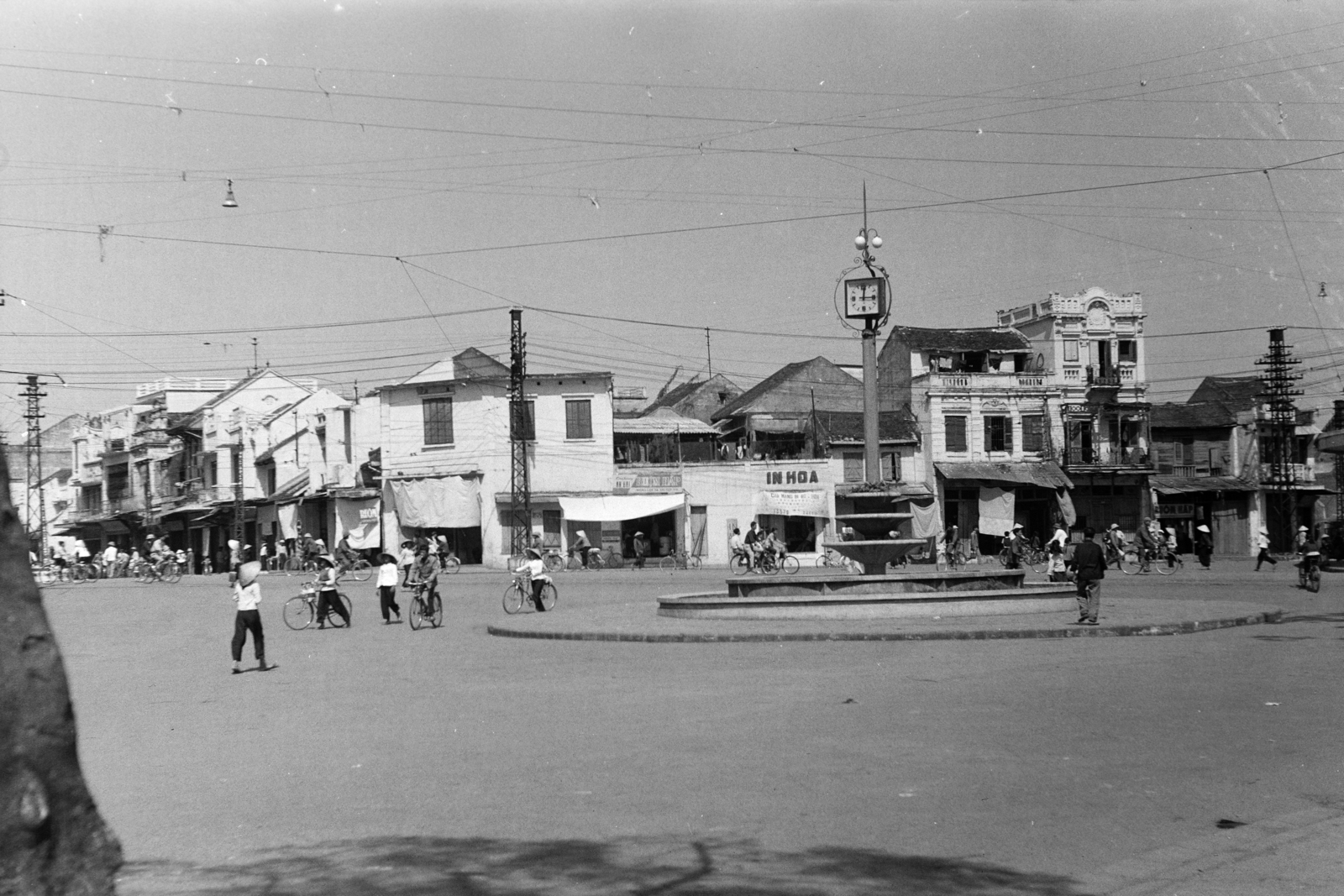 Vietnam, Hanoi, Dong Kinh Nghia Thuc tér, a háttérben szemben a Cầu Gỗ utca, bal szélen a Hàng Đào utca torkolata. Szemben az órától jobbra a kétemeletes épület a Phố Cầu Gỗ 110. A felvétel a VÁTI szakmai delegációjának útja során készült., 1970, Kálnoki Kis Sándor, Fortepan #255929