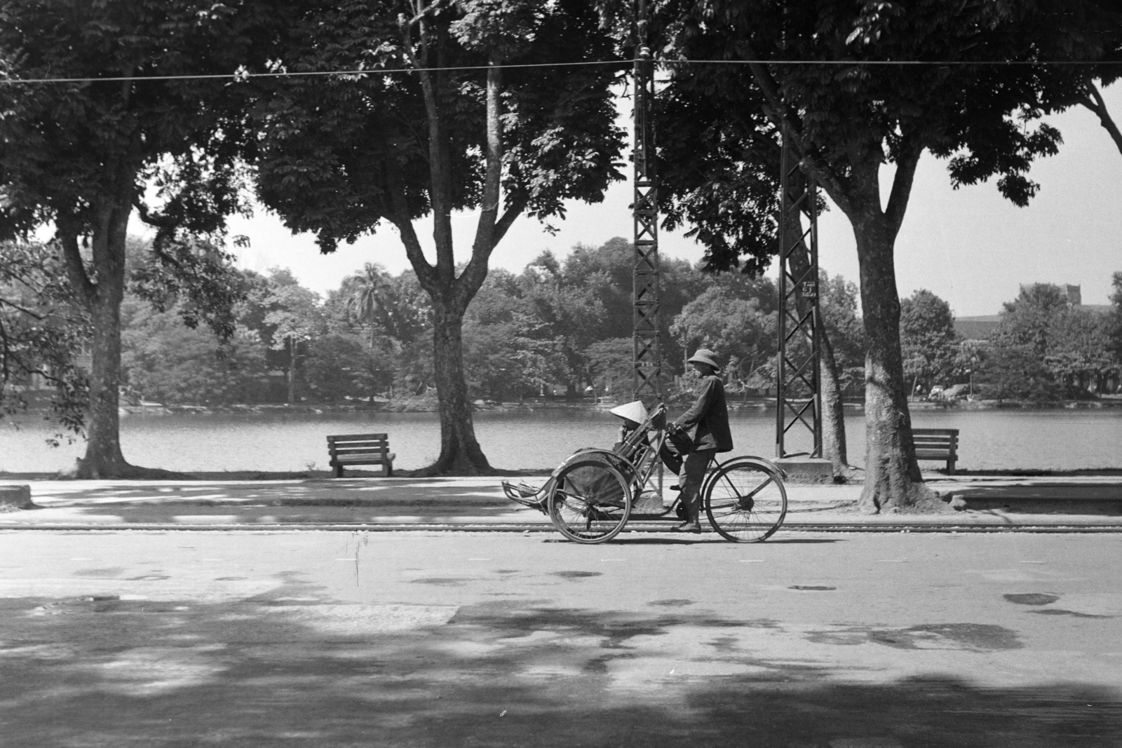 Vietnam, Hanoi, Đinh Tiên Hoàng utca, háttérben a Hoàn Kiếm-tó. A felvétel a VÁTI szakmai delegációjának útja során készült., 1970, Kálnoki Kis Sándor, tricycle, Fortepan #255933