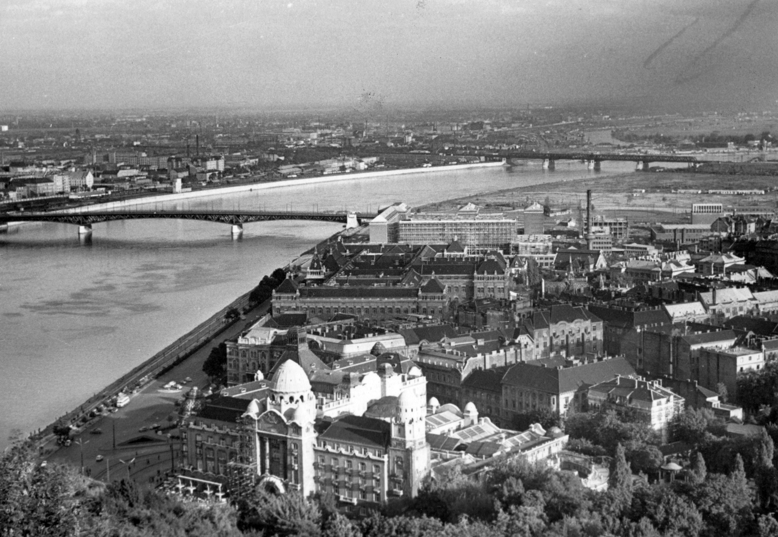 Hungary, Budapest XI., látkép a Gellérthegyről dél felé nézve. Előtérben a Gellért szálló és fürdő, távolabb a Budapesti Műszaki Egyetem (később Budapesti Műszaki és Gazdaságtudományi Egyetem) épületei., 1964, Kovács László Péter, Budapest, Budapest University of Technology, Fortepan #25595