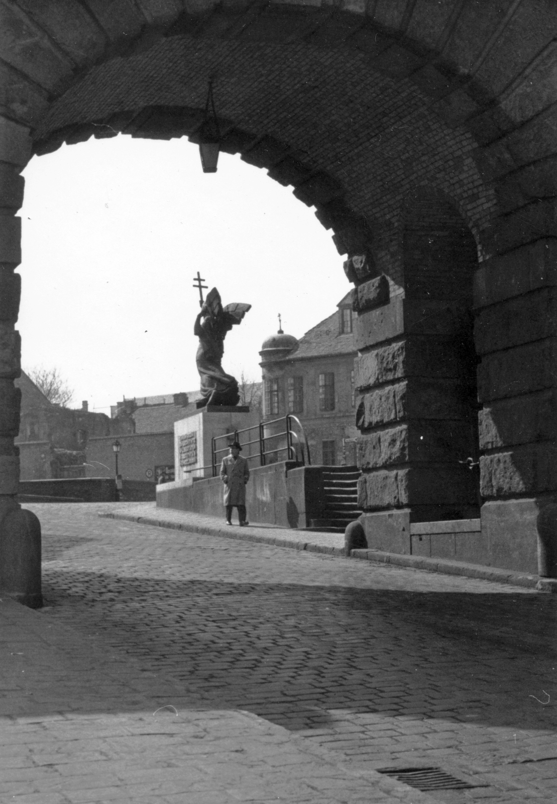 Hungary, Budapest I., Bécsi kapu tér, Bécsi kapu, Budavár visszavételének emléke (Ohmann Béla, 1936.)., 1964, Kovács László Péter, angel, Budapest, Fortepan #25596