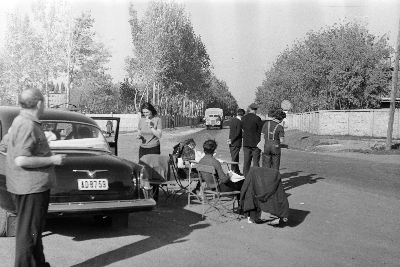 Hungary, Székesfehérvár, a Mészáros Lázár utca a Fecskepart utcánál. Megállításos, kikérdezéses forgalomszámlálás rendőri közreműködéssel a bevezető utakon a Városépítési Tudományos és Tervező Intézet (VÁTI) Közlekedési Szakosztály munkatársaival., 1972, Kálnoki Kis Sándor, number plate, Fortepan #255962