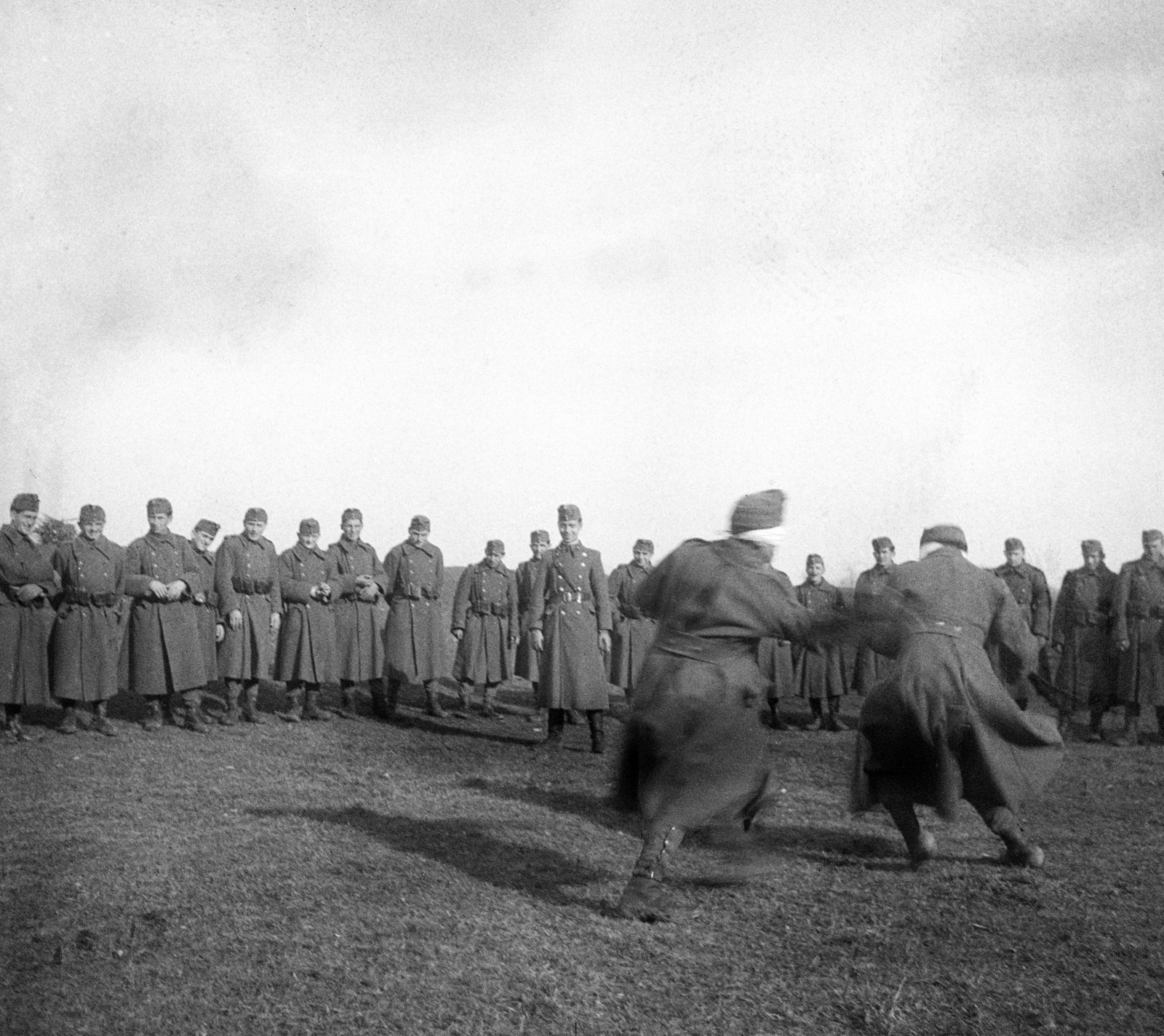 Ukraine,Zakarpattia Oblast, a Magyar Királyi Honvédség III. Kerékpáros Zászlóaljának katonái, a felvétel Nagyszőlős környékén készült., 1940, Fábián István, Hungarian soldier, brawl, Fortepan #256021