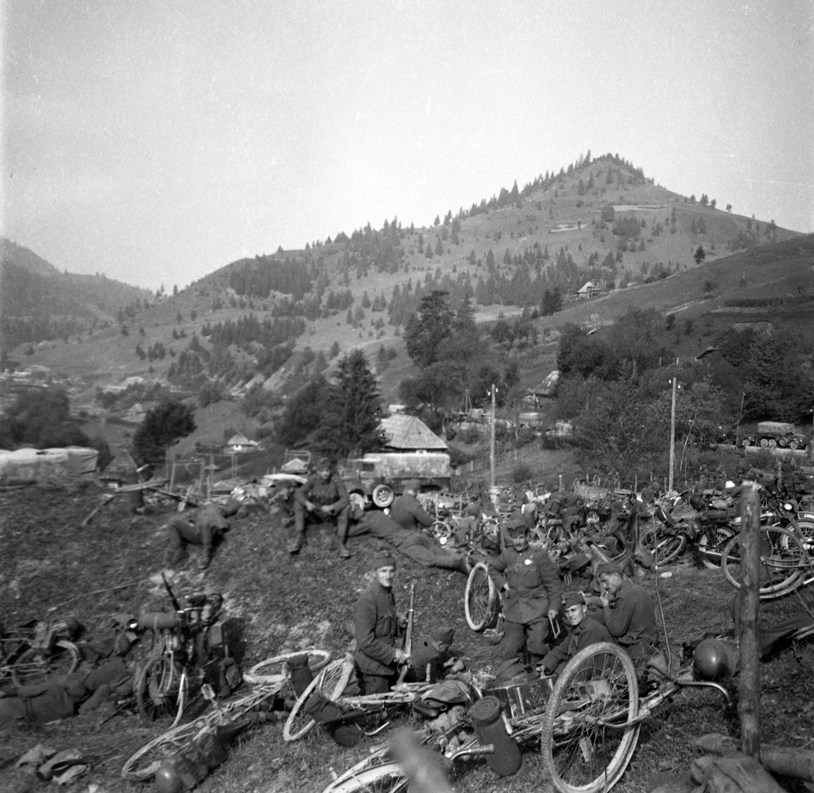 Ukraine,Zakarpattia Oblast, a Magyar Királyi Honvédség III. Kerékpáros Zászlóaljának katonái, a felvétel Nagyszőlős környékén készült., 1940, Fábián István, bicycle, cycling corps, Fortepan #256022