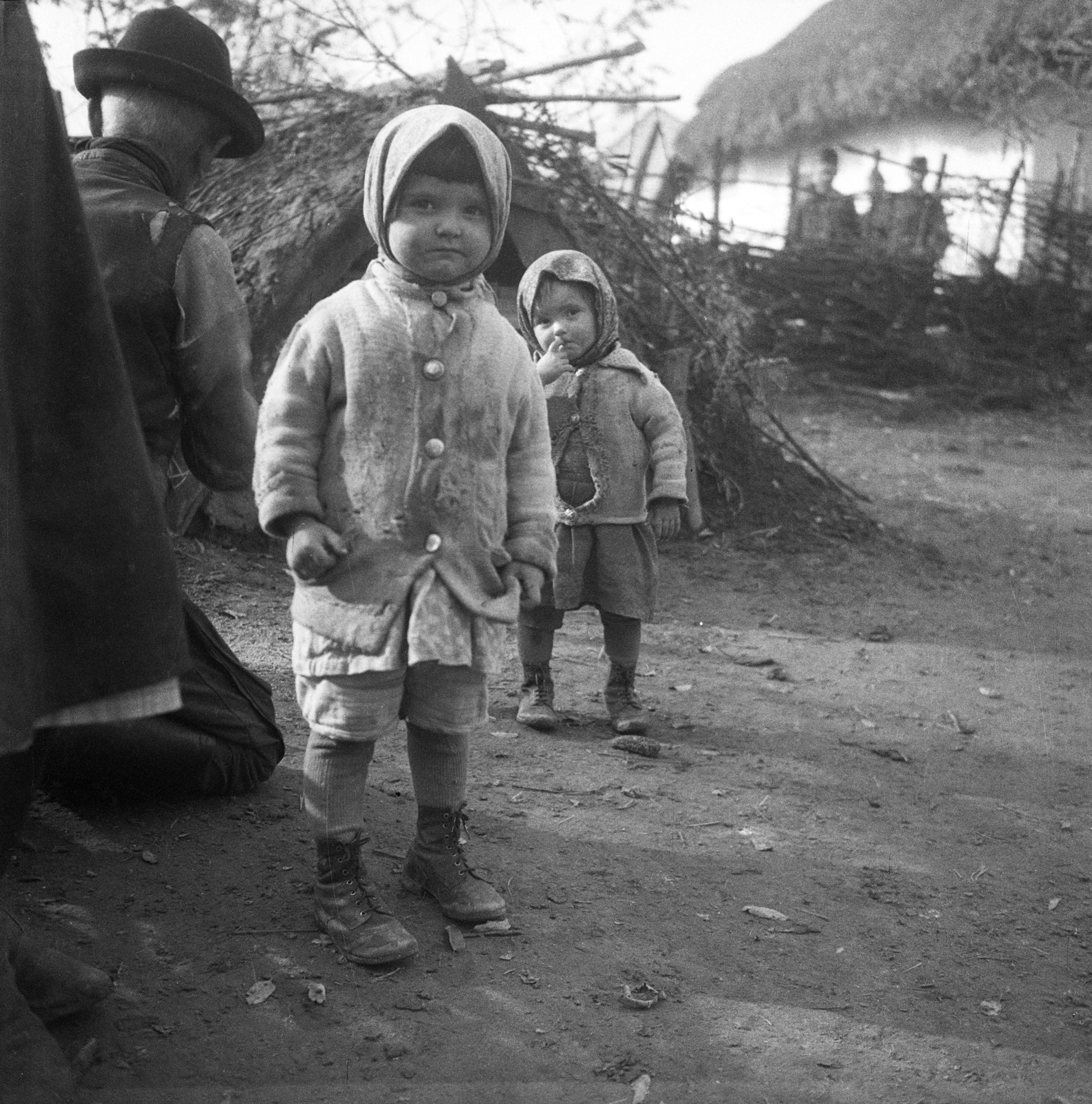 1940, Fábián István, girl, headscarf, poverty, poverty, untitled, Fortepan #256024