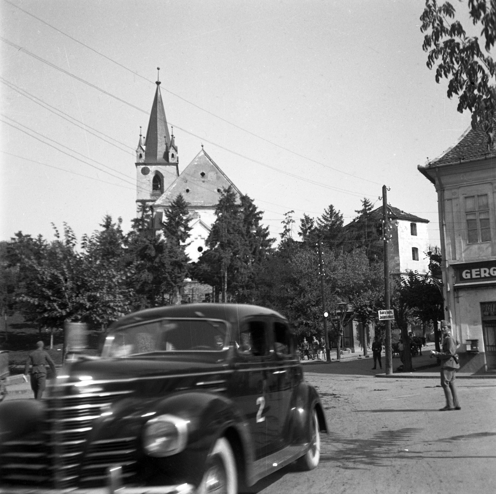 Romania,Transylvania, Târgu Mureș, Petőfi Sándor tér, háttérben a Vártemplom., 1940, Fábián István, Fortepan #256028