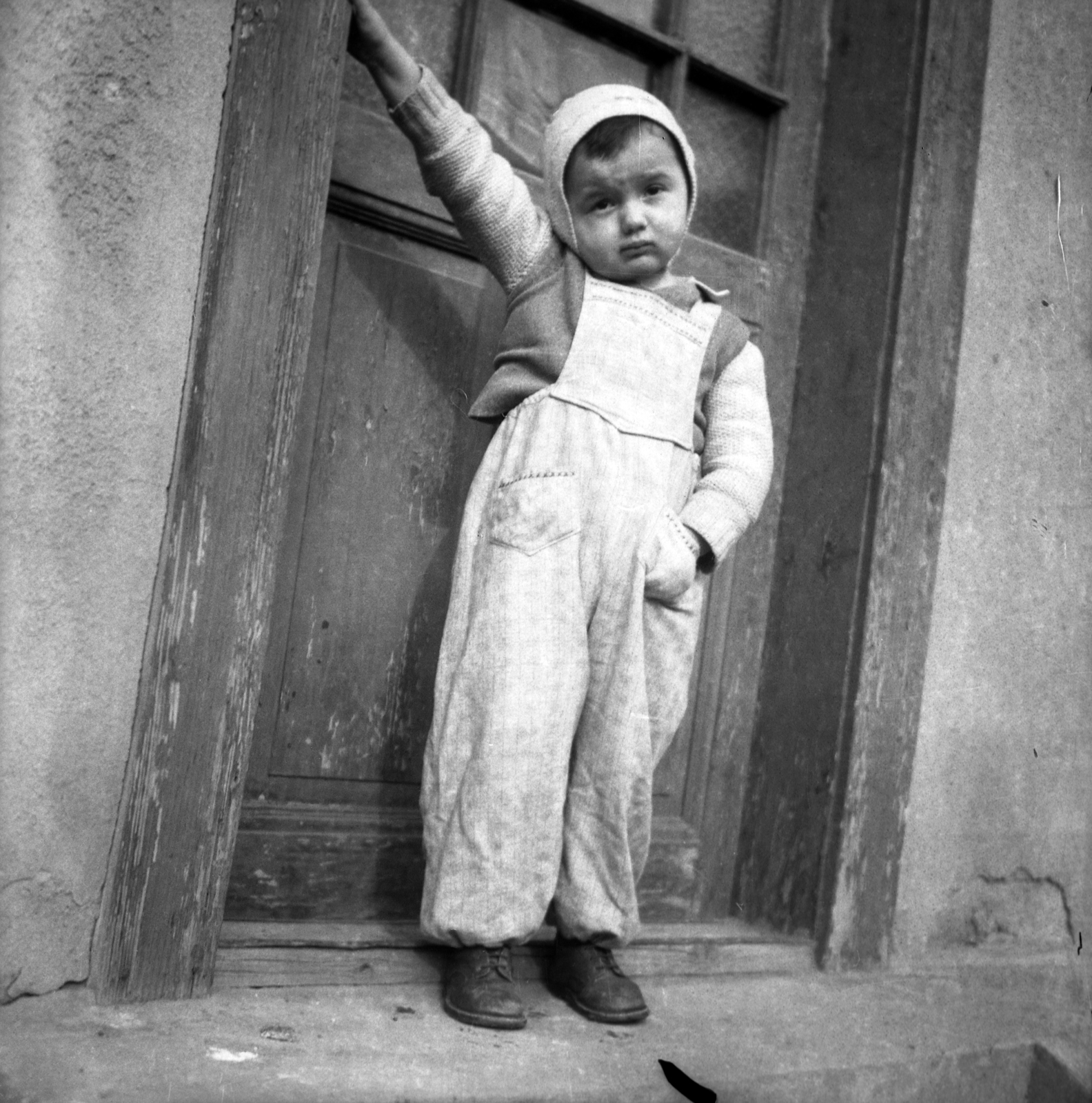 Magyarország, Budapest IV., a felvétel az Attila utca egyik udvarán készült., 1947, Fábián István, sapka, kertésznadrág, gyerek, Budapest, Fortepan #256036
