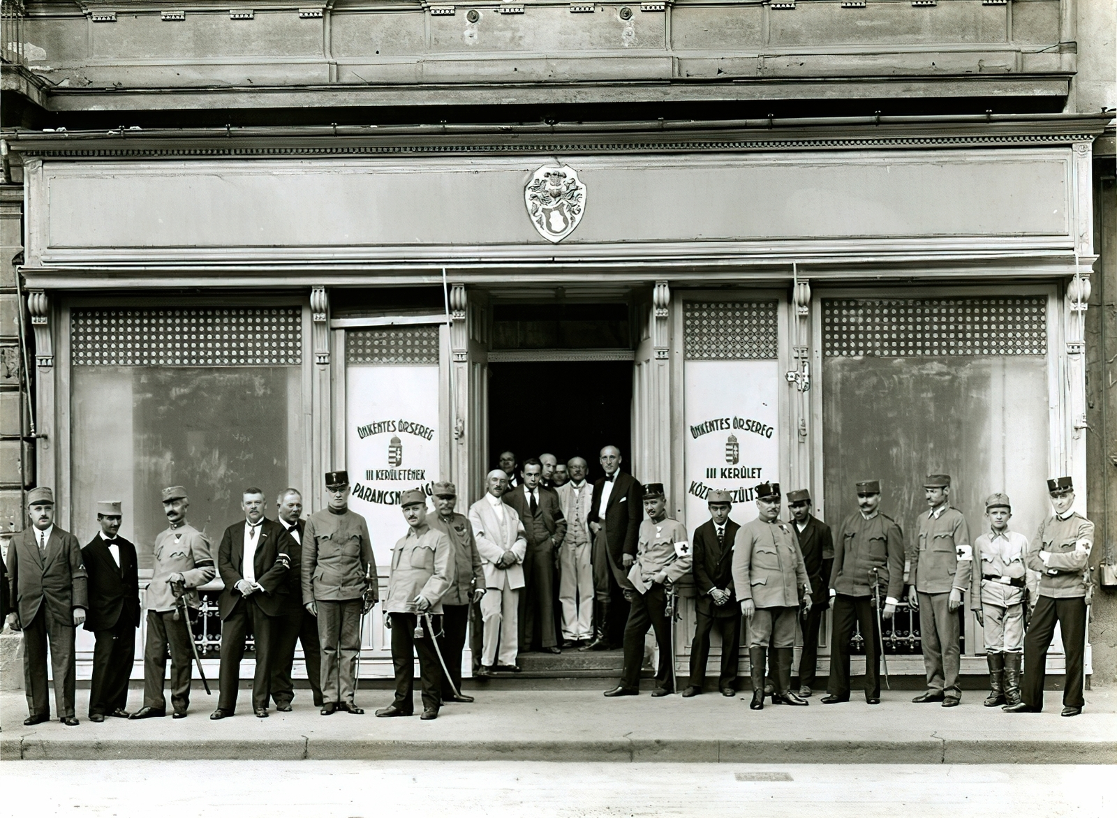 Magyarország, Budapest, 1915, Országos Széchényi Könyvtár, Müllner János, Budapest, egyenruha, címer, karszalag, férfiak, Fortepan #256045
