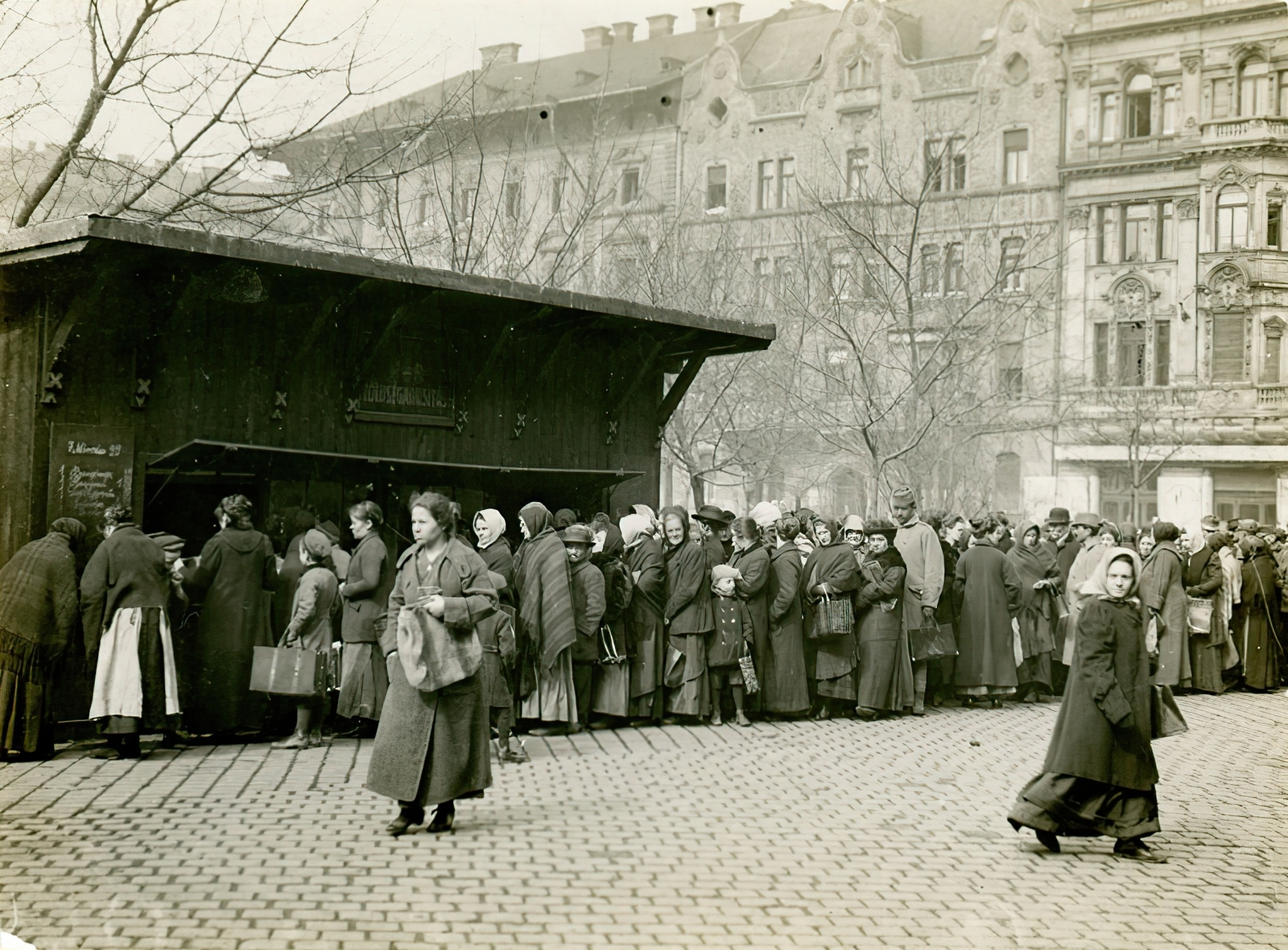 Magyarország, Budapest VIII., burgonyára várok sora a Rákóczi téri csarnok elötti bódénál., 1915, Országos Széchényi Könyvtár, Müllner János, sorbanállás, Budapest, zöldséges, Fortepan #256047