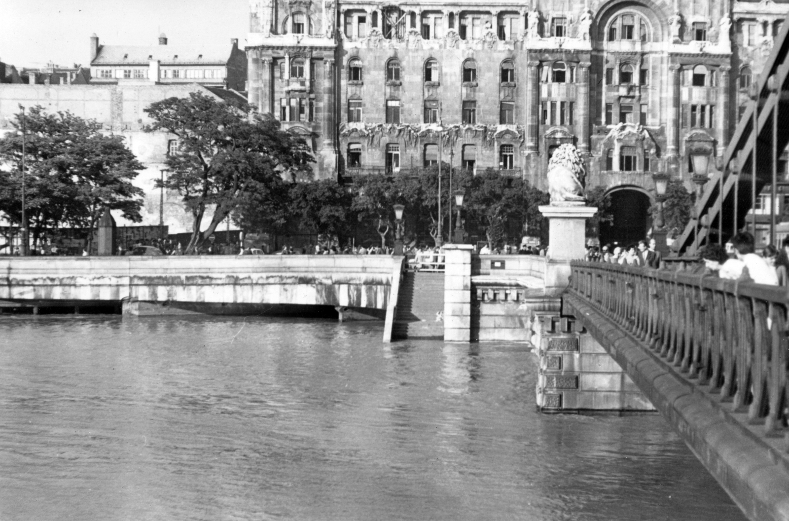 Hungary, Budapest V., a Széchenyi Lánchíd pesti hídfője az 1965-ös árvízkor., 1965, Kovács László Péter, bridge, flood, Danube, Budapest, suspension bridge, William Tierney Clark-design, Fortepan #25606