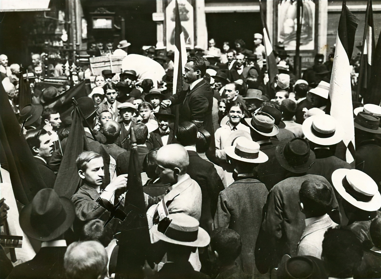 Hungary, Budapest, szónoklat és tüntetés a háború mellett az I.világháború kitörése után 1914. augusztus elején., 1914, Országos Széchényi Könyvtár, hat, mass, speech, flag, Fortepan #256065