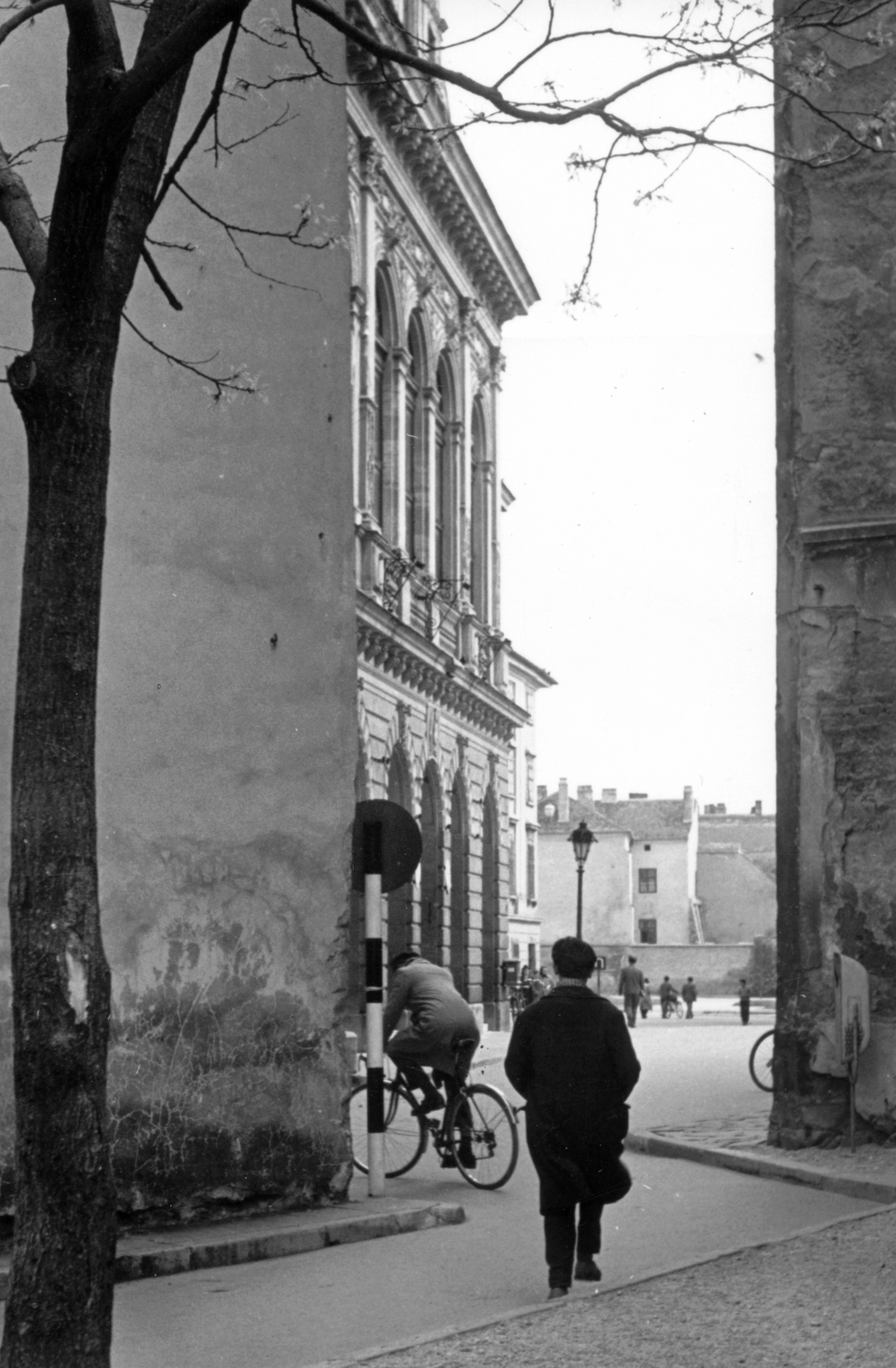 Hungary, Sopron, balra a Tűztorony, szemben a Városháza (később Polgármesteri Hivatal)., 1962, Kovács László Péter, bicycle, street view, genre painting, Fortepan #25607