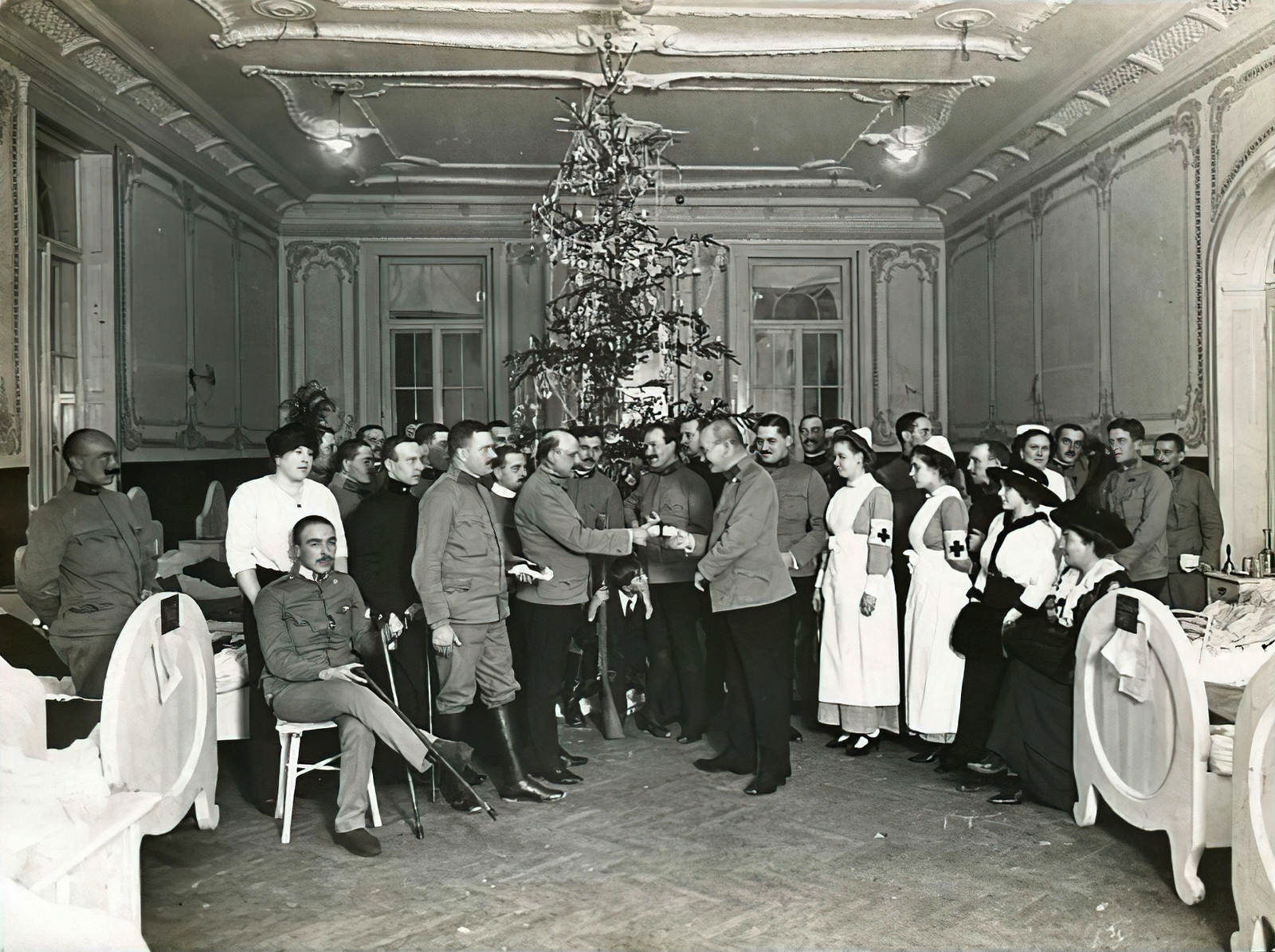 Hungary, Margit Islands, Budapest, hadikórház a Szent Margitsziget Gyógyfürdő Rt. irodaházában (később Spolarich vendéglő, majd a Magyar Athlétikai Club klubháza). Karácsonyi ajándékok átadása a sebesült tiszteknek., 1914, Országos Széchényi Könyvtár, Christmas, Fortepan #256076